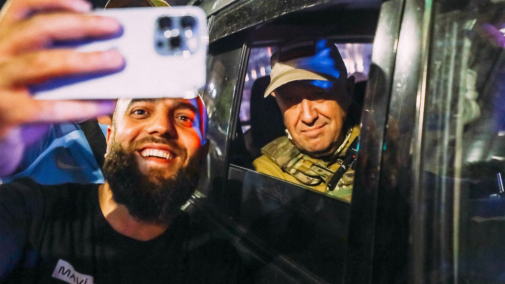 Ein Passant macht ein Selfie mit Prigoschin, der in einem Auto sitzt