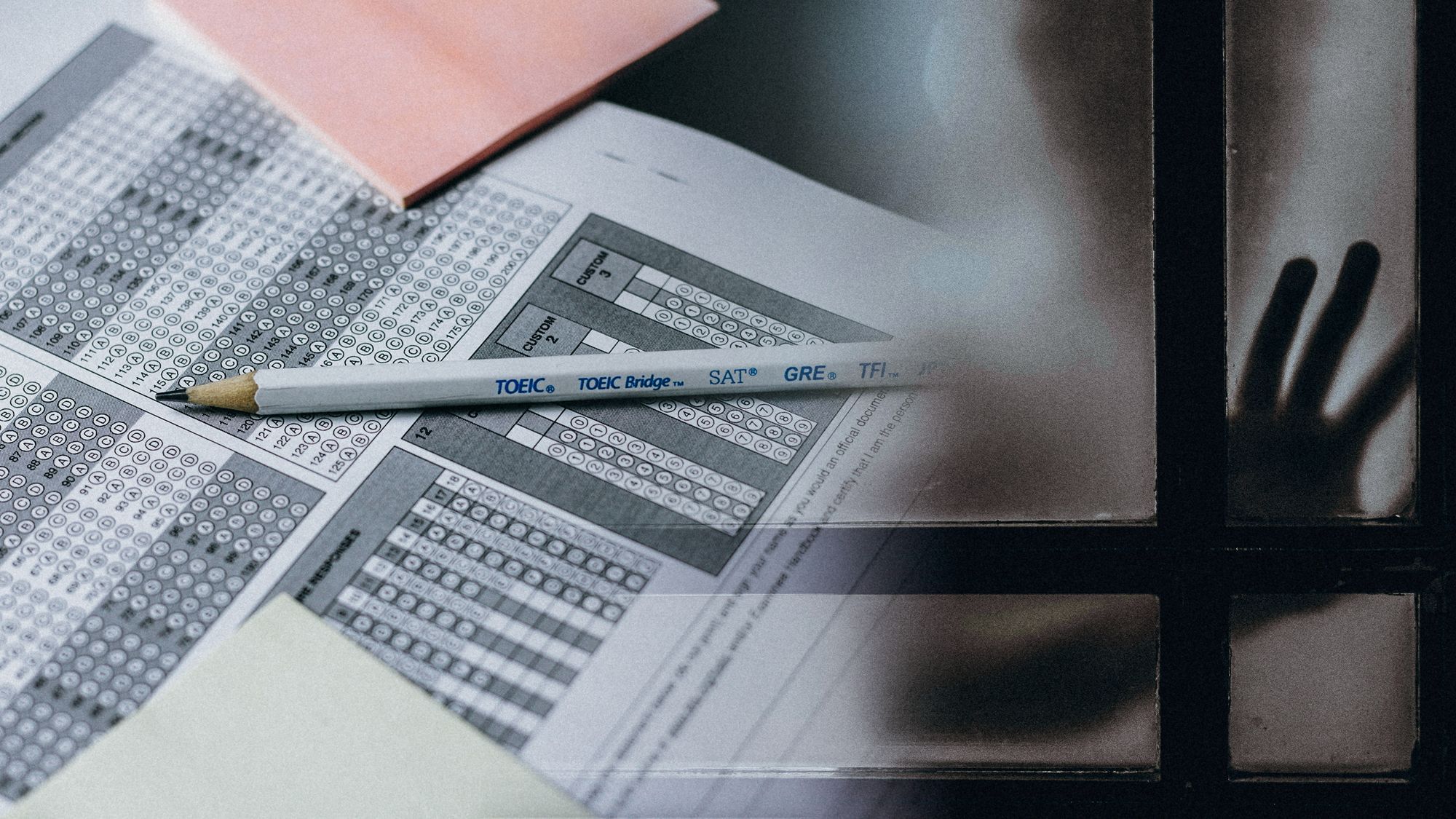 Collage: Links: Ein Fragebogen. Rechts: Der Schatten eines Mannes erscheint hinter einer Glastür.