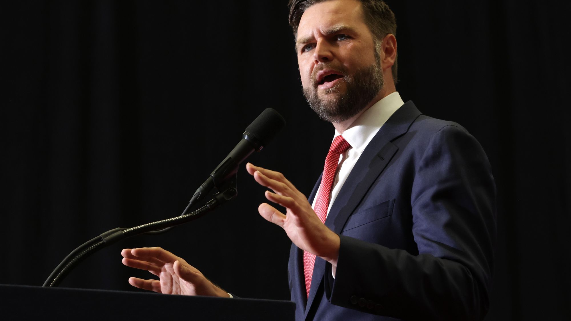 Das Bild zeigt den republikanischen Vize-Präsidentschaftskandidat an einem Rednerpult. 