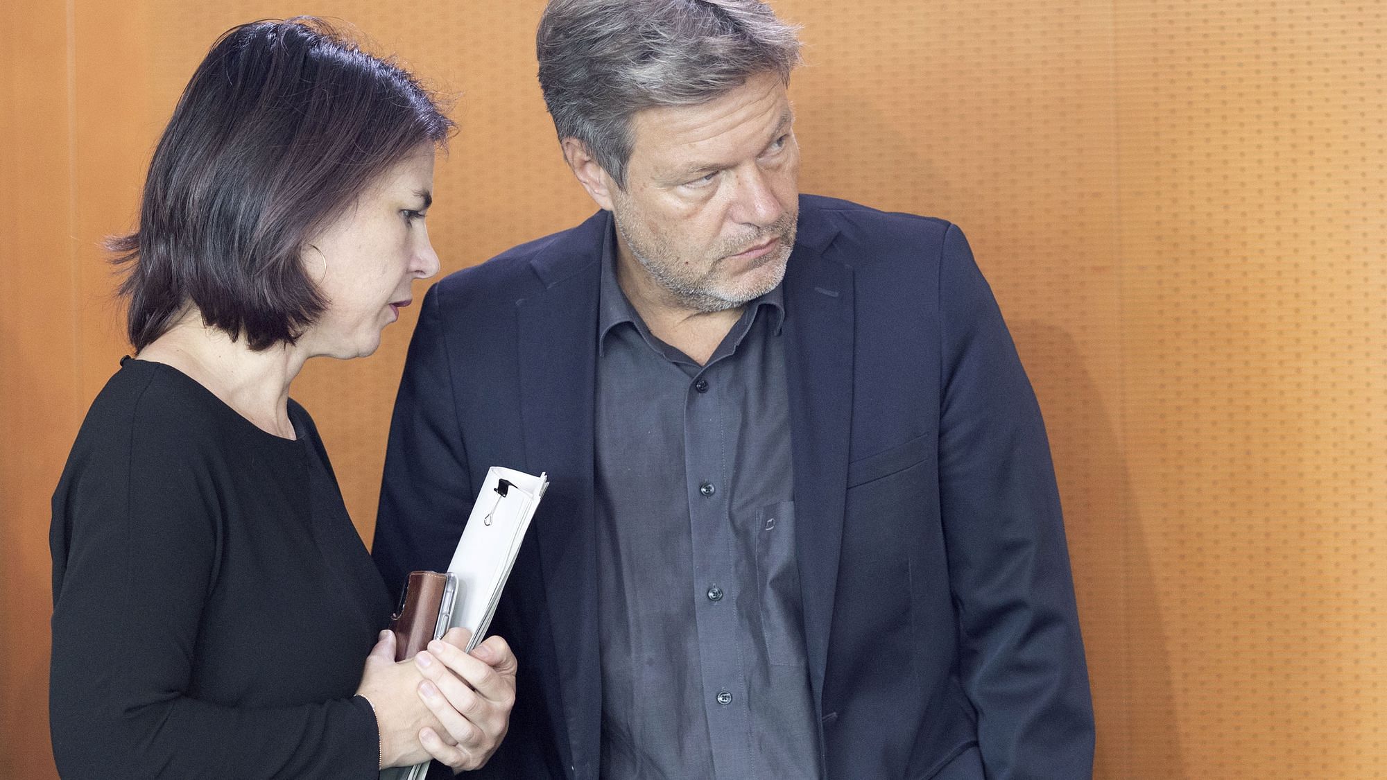 Annalena Baerbock und Robert Habeck sprechen miteinander.