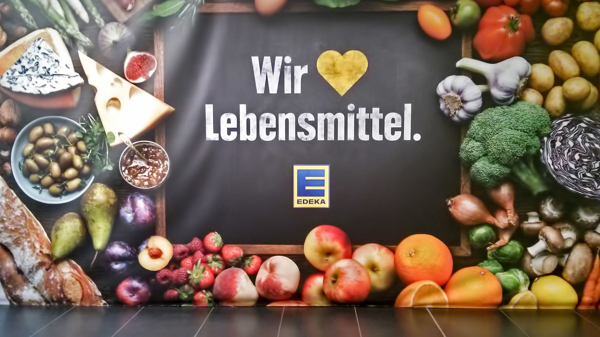 In der Werbung inszeniert sich Edeka als freundlicher Lebensmittelhändler von nebenan. Dabei ist die Supermarktkette längst ein riesiger Konzern, der zunehmend unkontrollierbar wird.