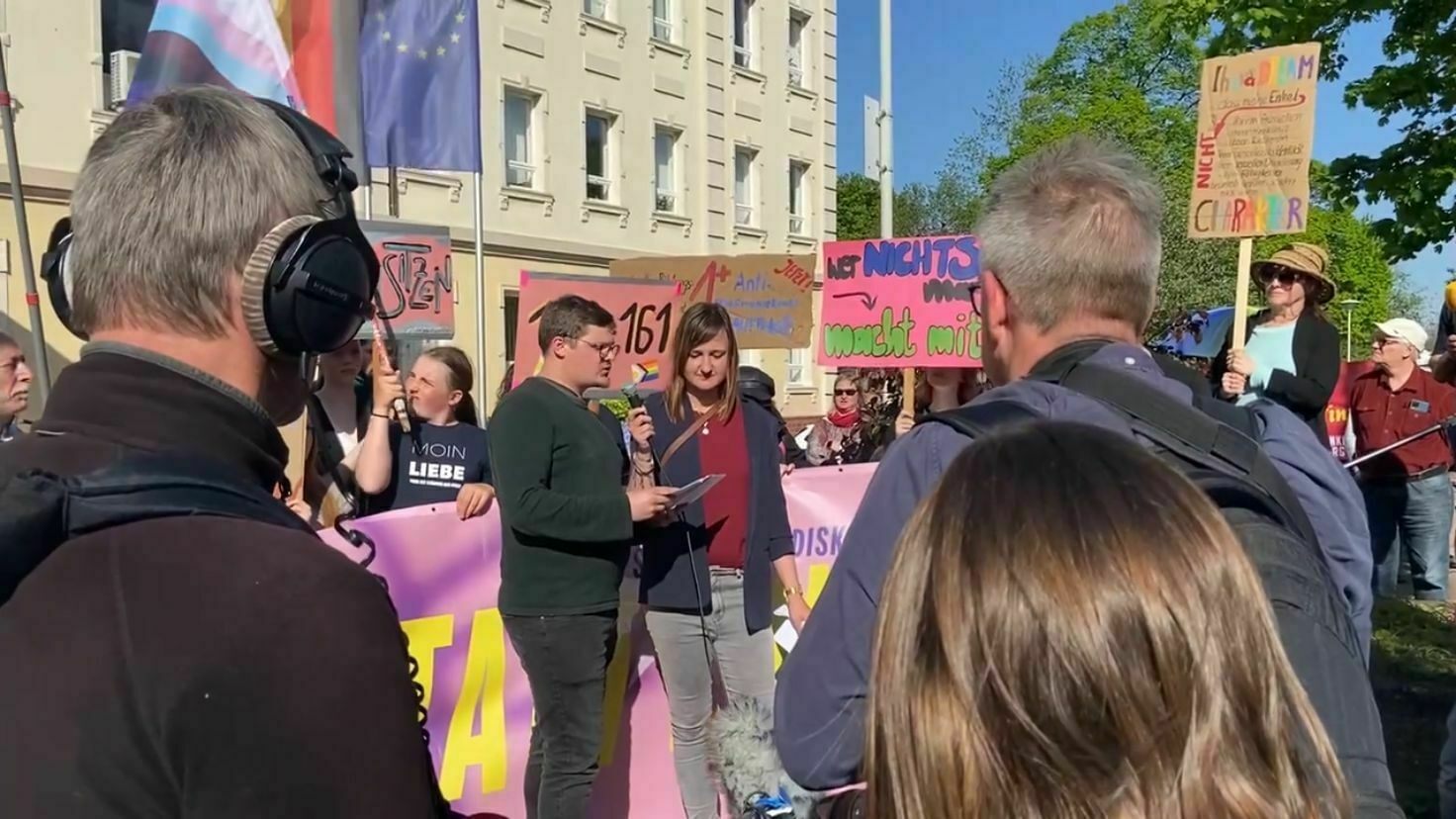 Die beiden Lehrkräfte Max Teske und Laura Nickel auf der Demo in Cottbus