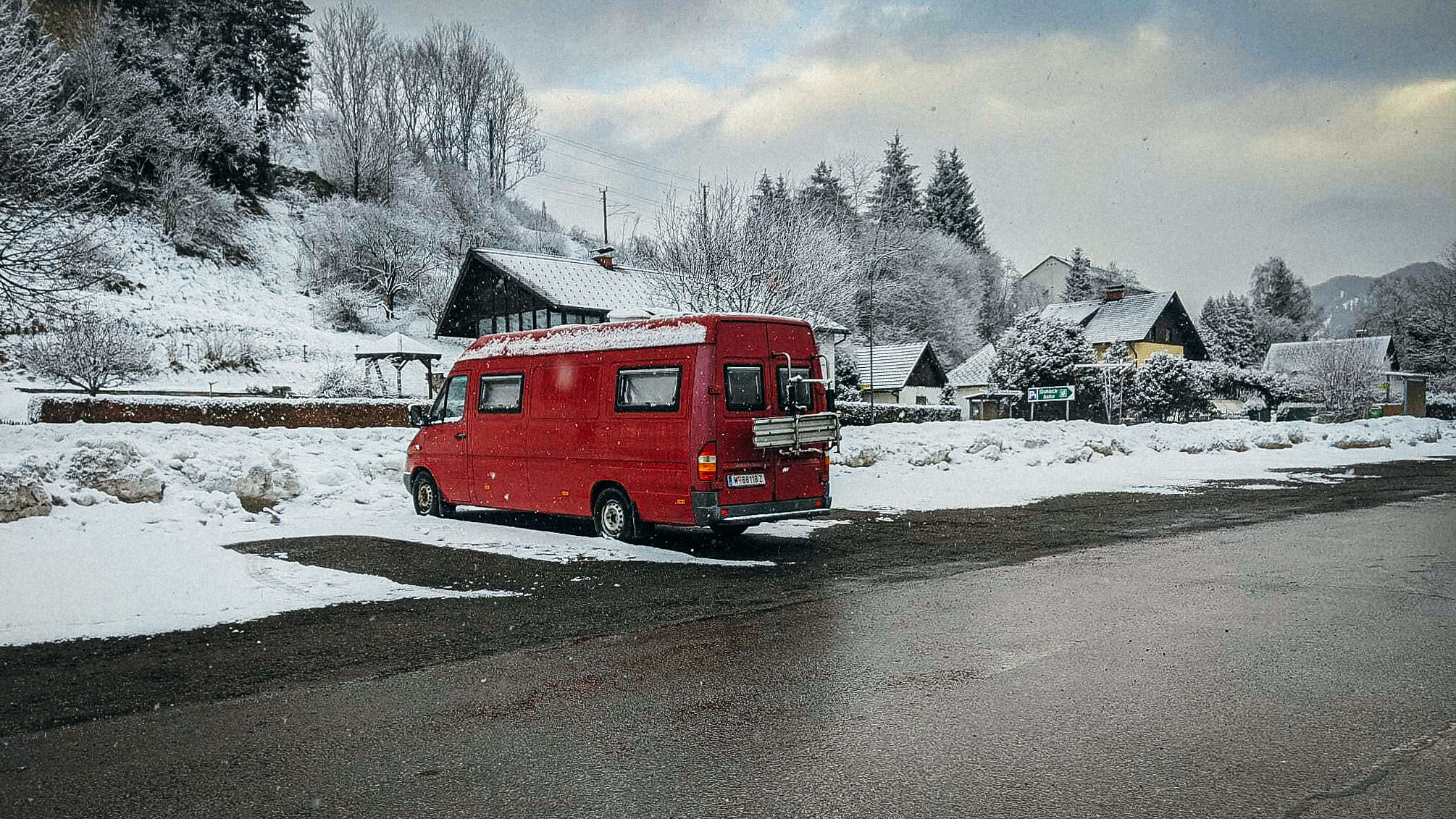 Ein Bild eines zu einem Camper umgebauten Mercedes-Transporters.