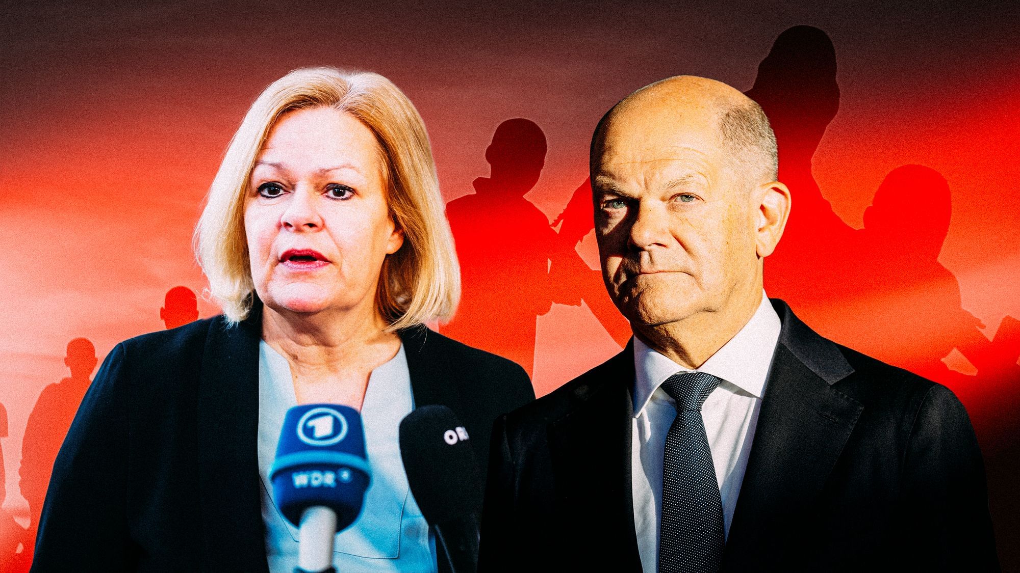 Collage: Scholz und Faeser stehen vor einem roten Hintergrund, auf dem die Schatten von einigen Menschen zu sehen sind.