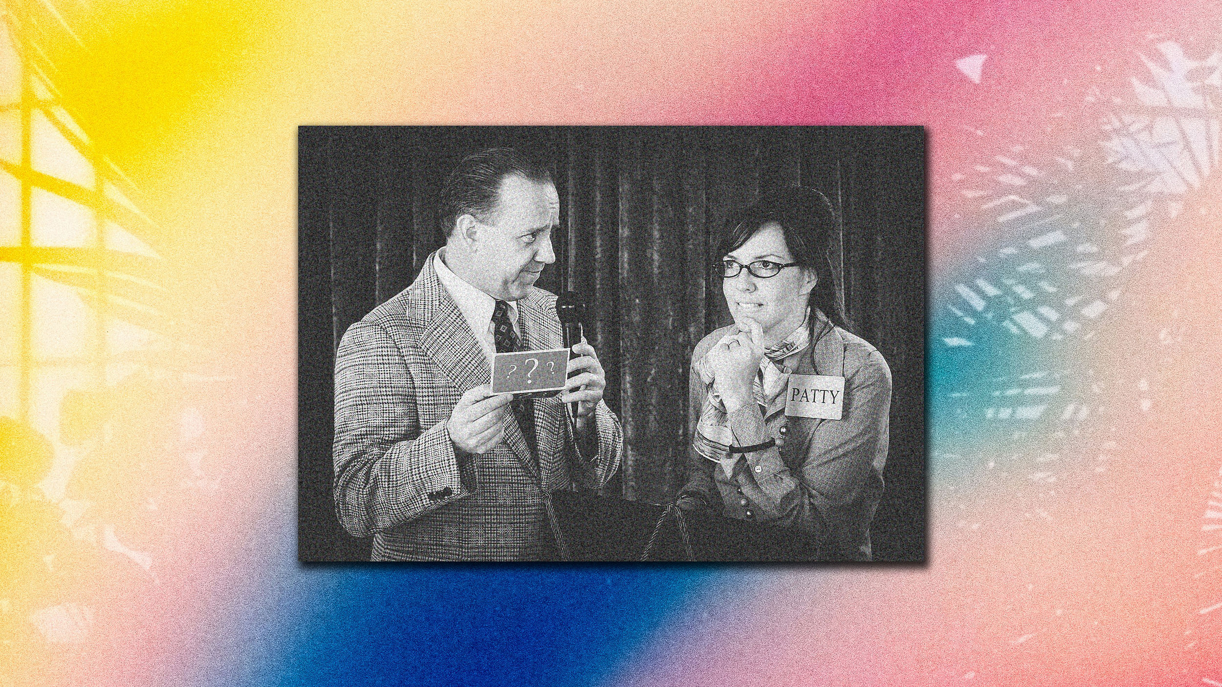 Eine Quizshow: Ein Mann stellt einer Frau Fragen.