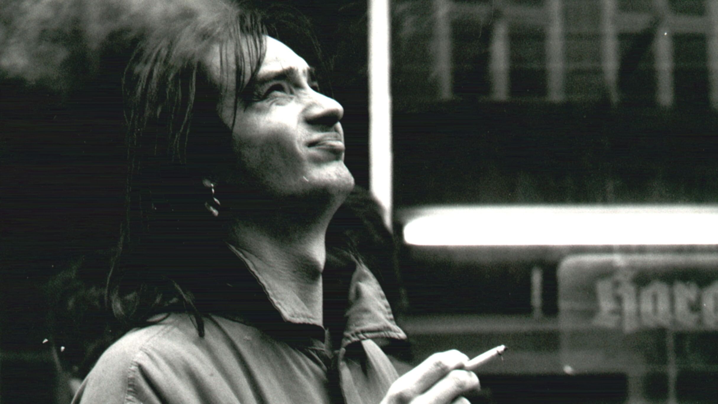 Ein altes Foto des DDR-Oppositionellen Michael Kleim. Das Foto ist Schwarz-Weiß und Kleim raucht. 