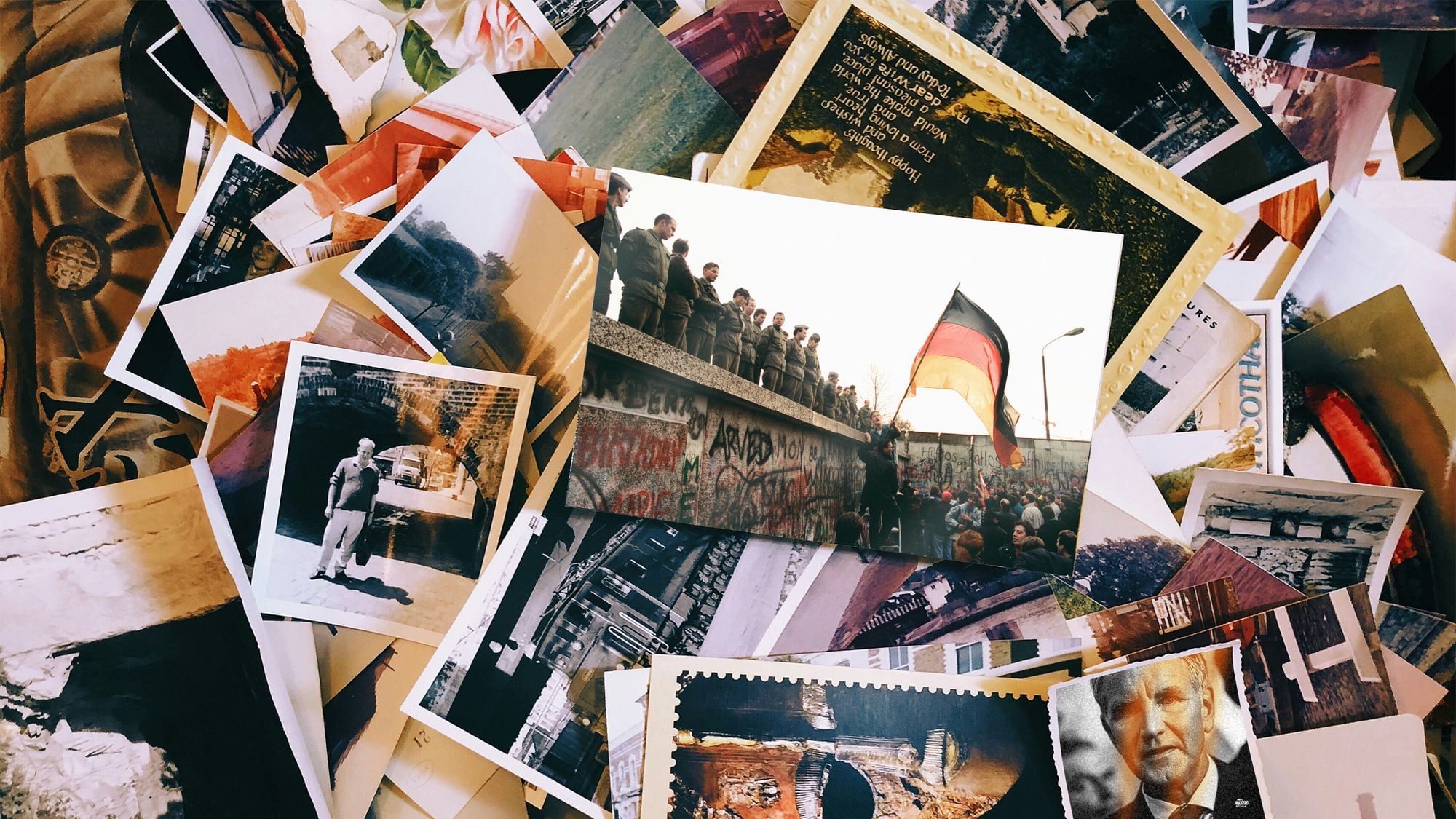 Photomontage: Ein Haufen Fotos liegt über einander. Eines davon zeigt eine Szene des Mauerfalls, ein anderes zeigt ein Portrait von Höcke.