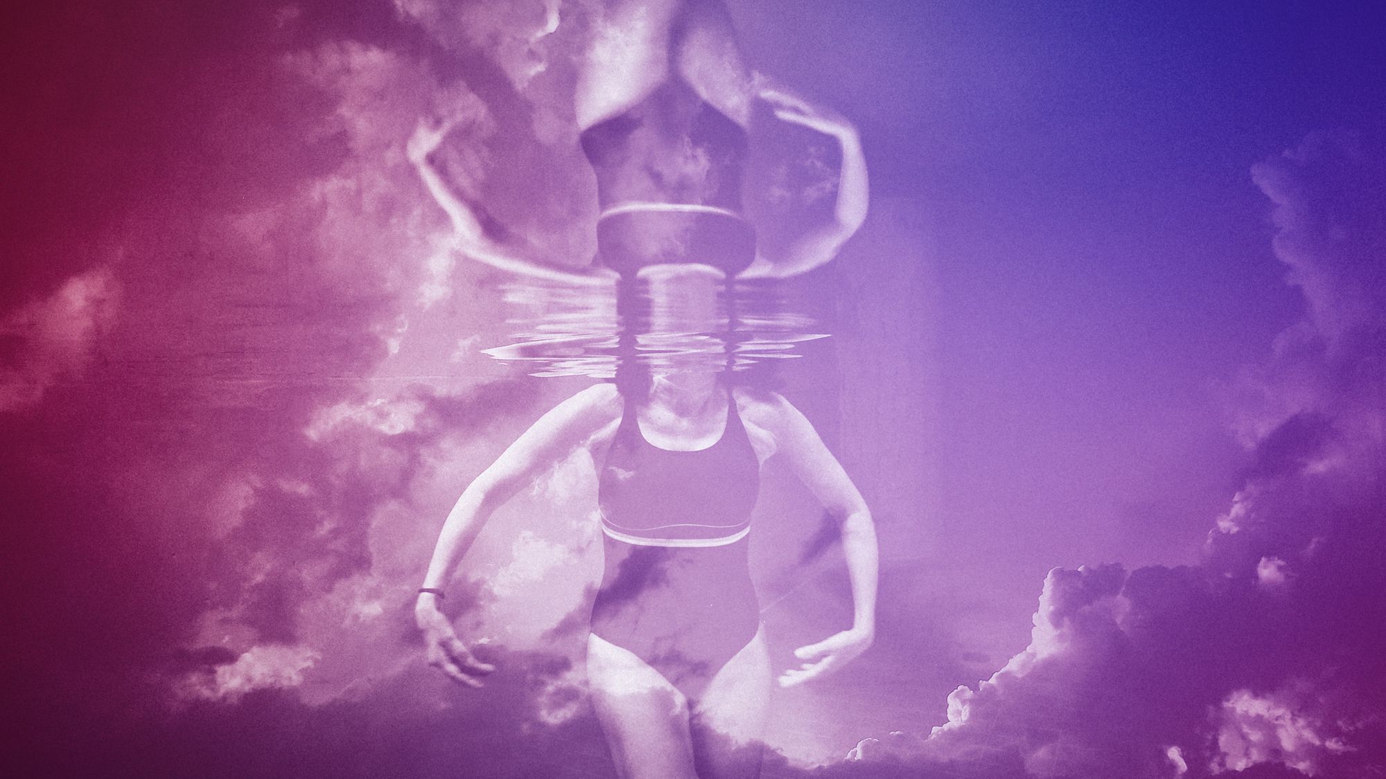 Eine Frau schwebt unter Wasser. Ihr Kopf ist an der Oberfläche. Ihr Körper spiegelt sich an der Oberfläche. Darüber liegt ein Foto von Wolken