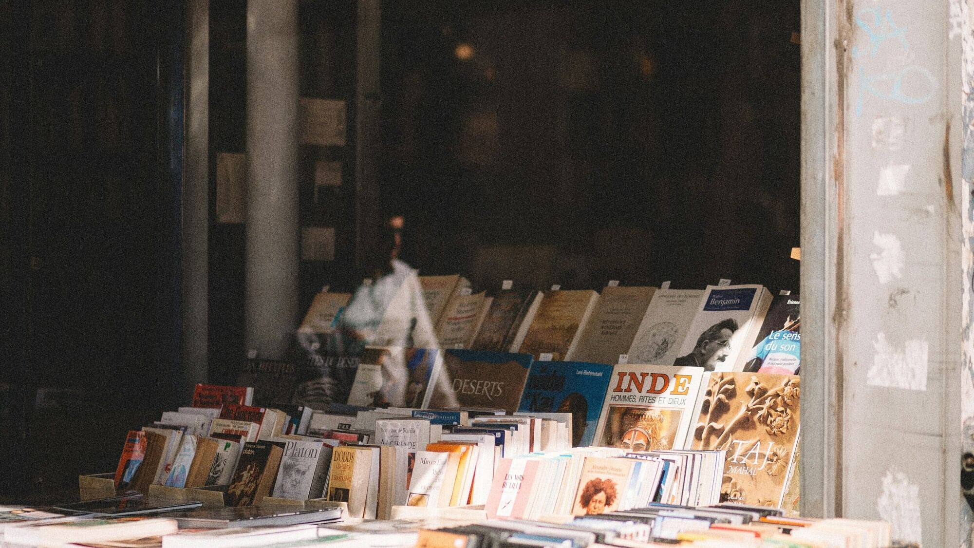 Bücherstand, urban, Sonnenstrahlen