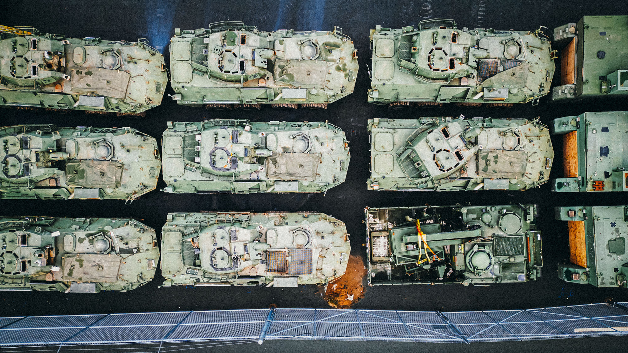 Eine Draufsicht auf eine Kolonne Panzer.