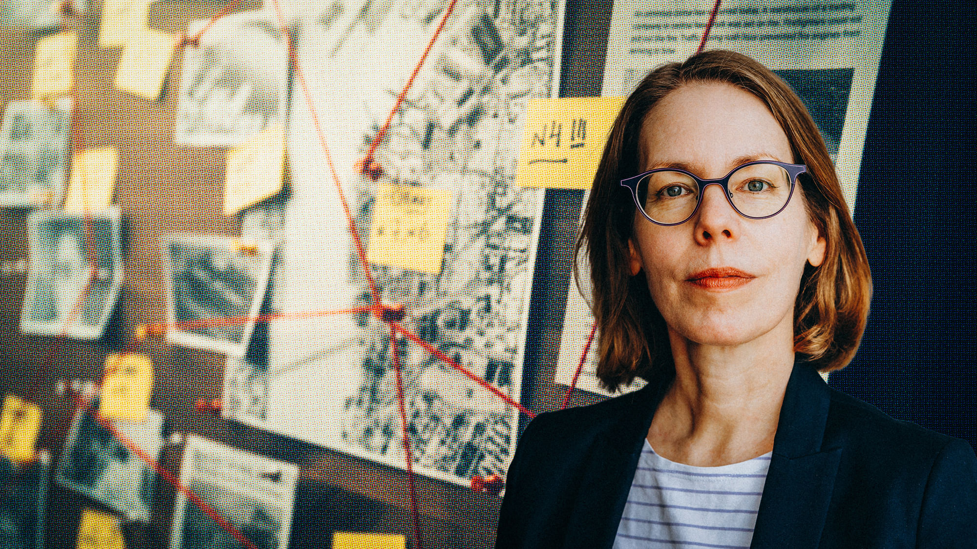 Collage: Eine Frau mit Brille steht vor einer Pinnwand an der Fotos und Notizen mit roten Fäden verbunden sind.