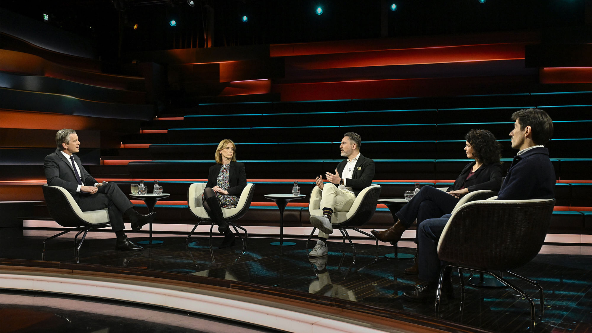 Eine Talkshowrunde mit Markus Lanz. Es sind vier Gäste zu Besuch, zwei Männer und zwei Frauen. 
