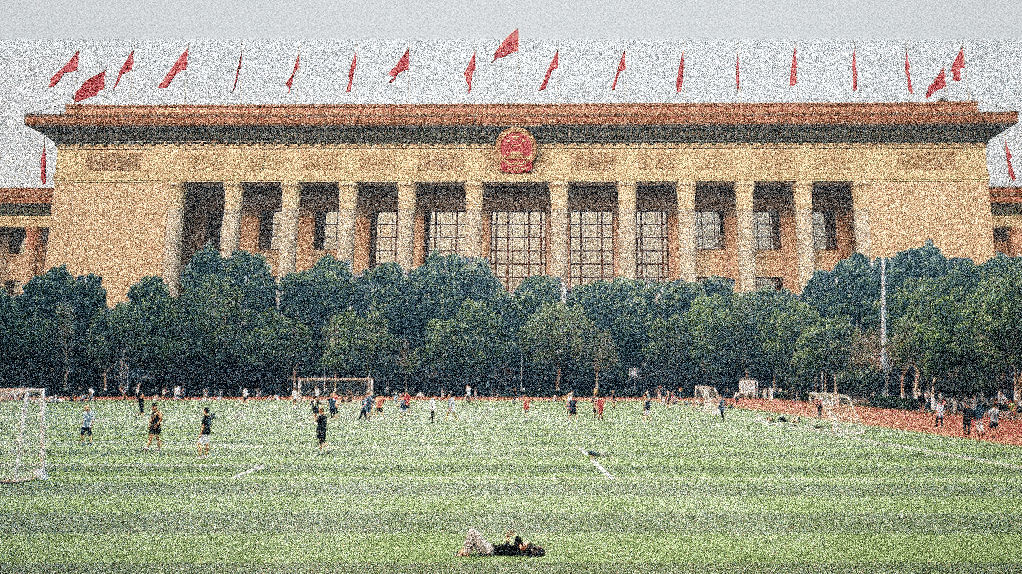 Große Halle des Volkes, Fussballplatz, Person die auf dem Rasen liegt