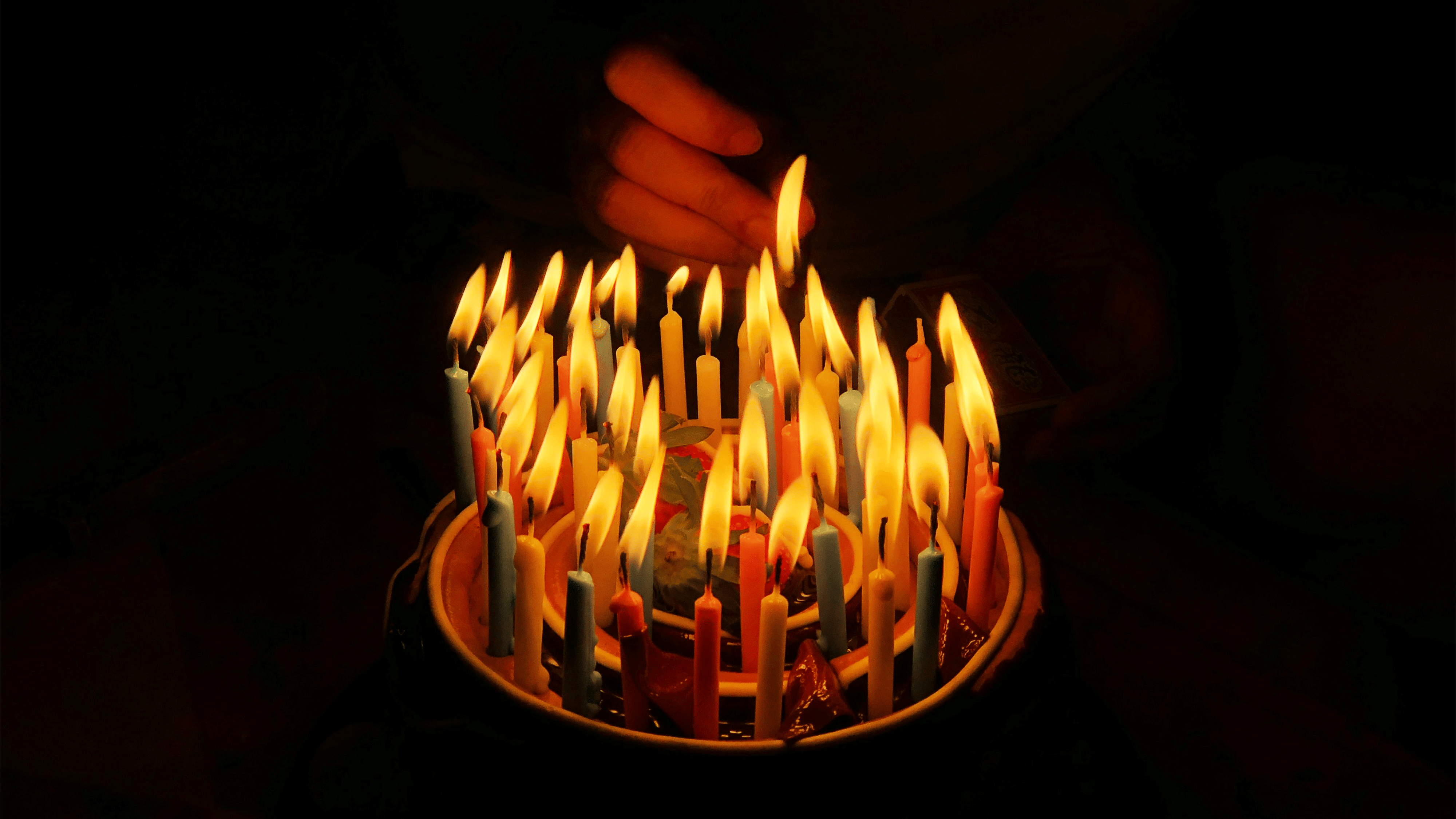 Kerzen auf einer Geburtstagstorte 