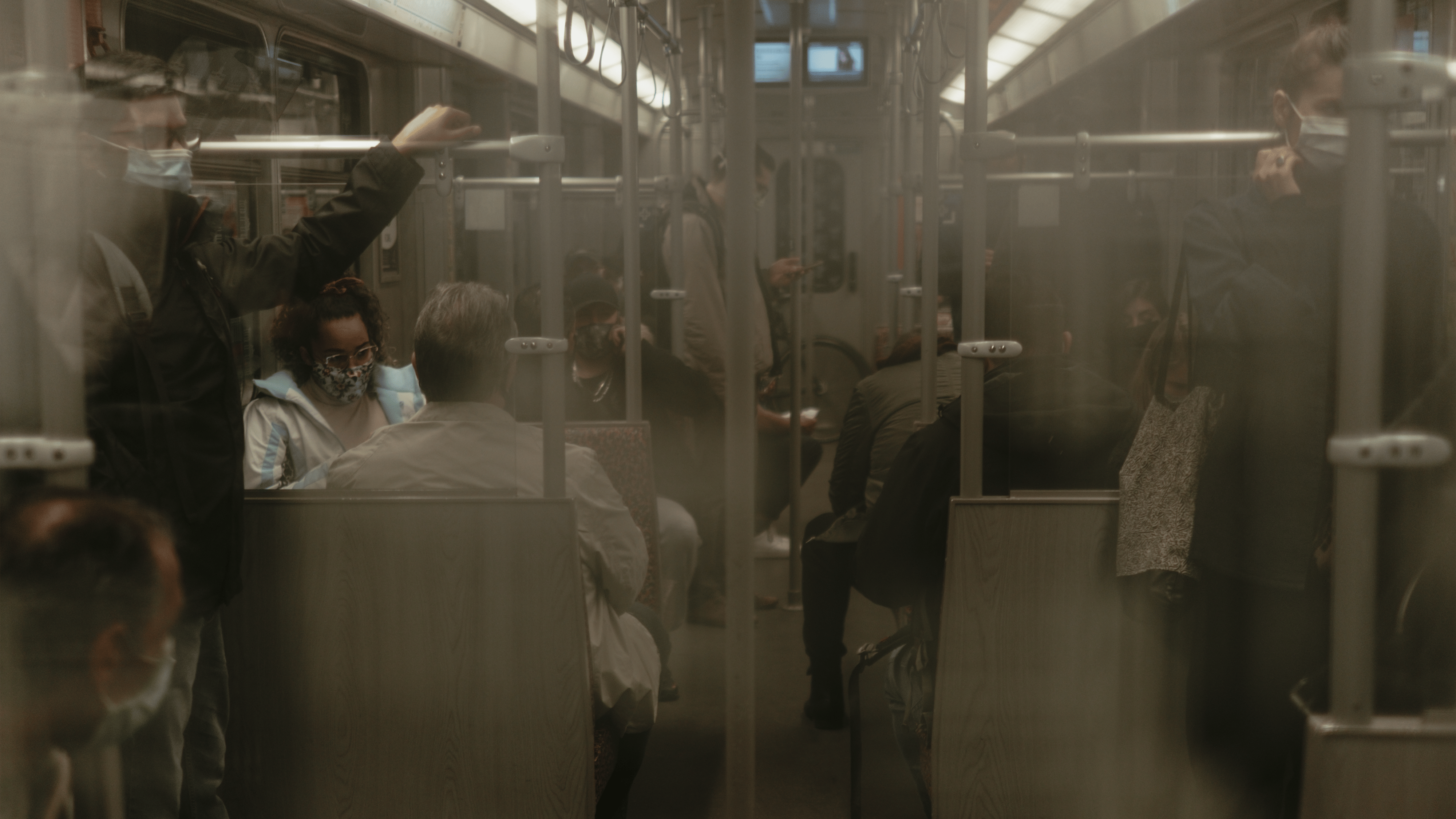 Berliner U-Bahn mit Menschen die Masken tragen während Corona