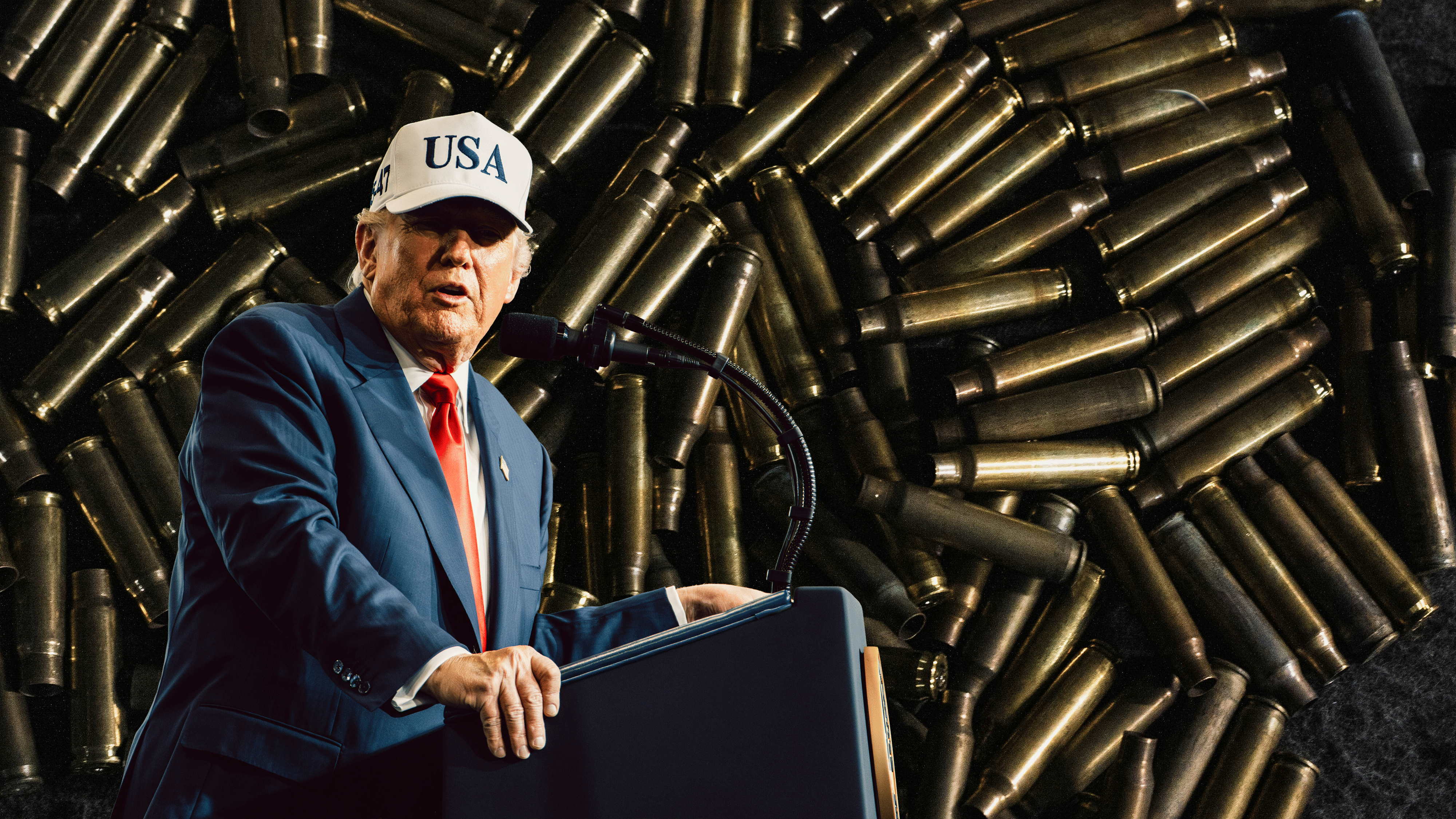 Donald Trump am Rednerpult vor leeren Patronenhülsen