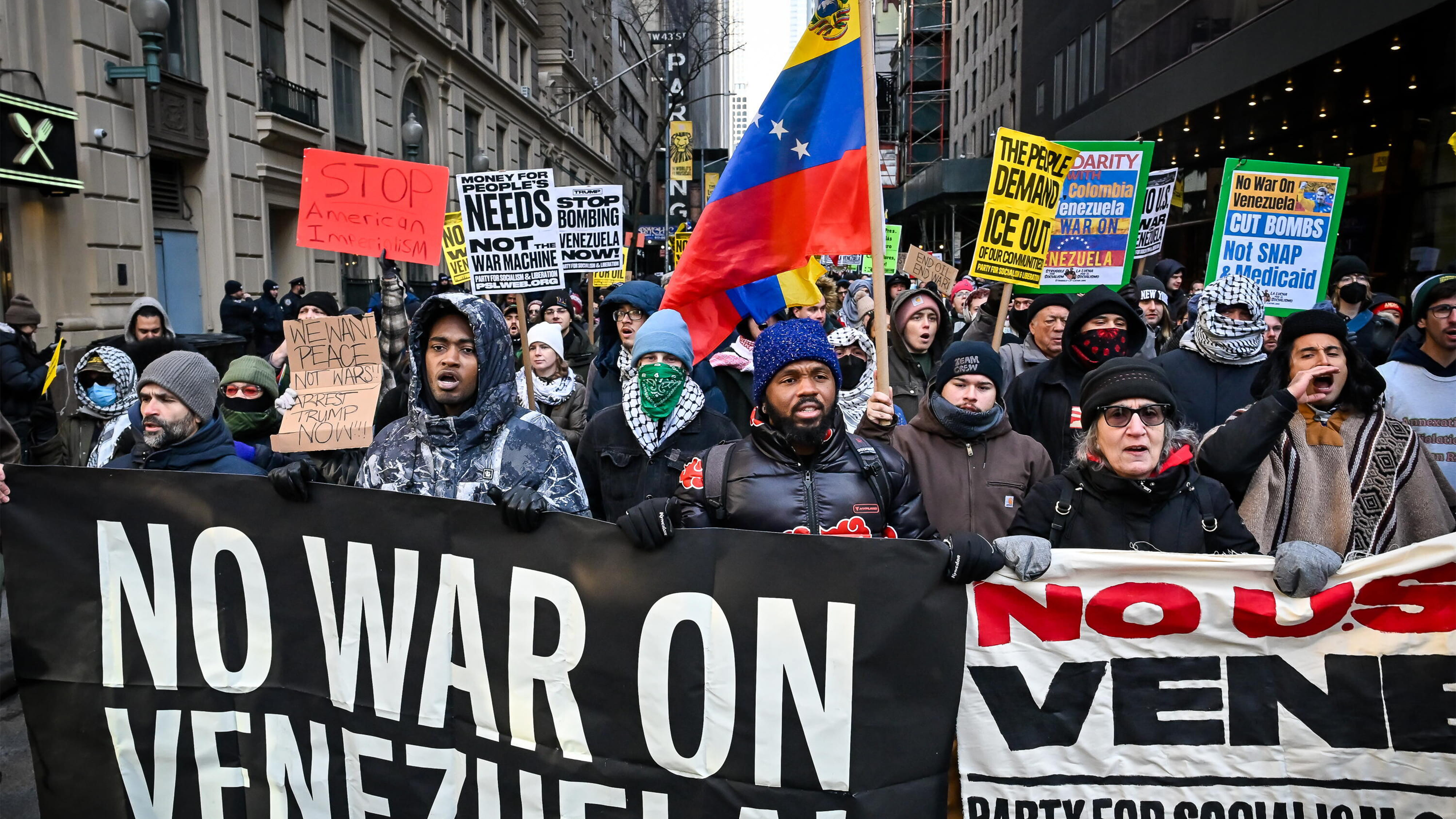 Demonstranten protestieren in New York am 3. Januar gegen den Angriff der Trump-Regierung auf Venezuela und die Verhaftung des venezolanischen Präsidenten Maduro.
