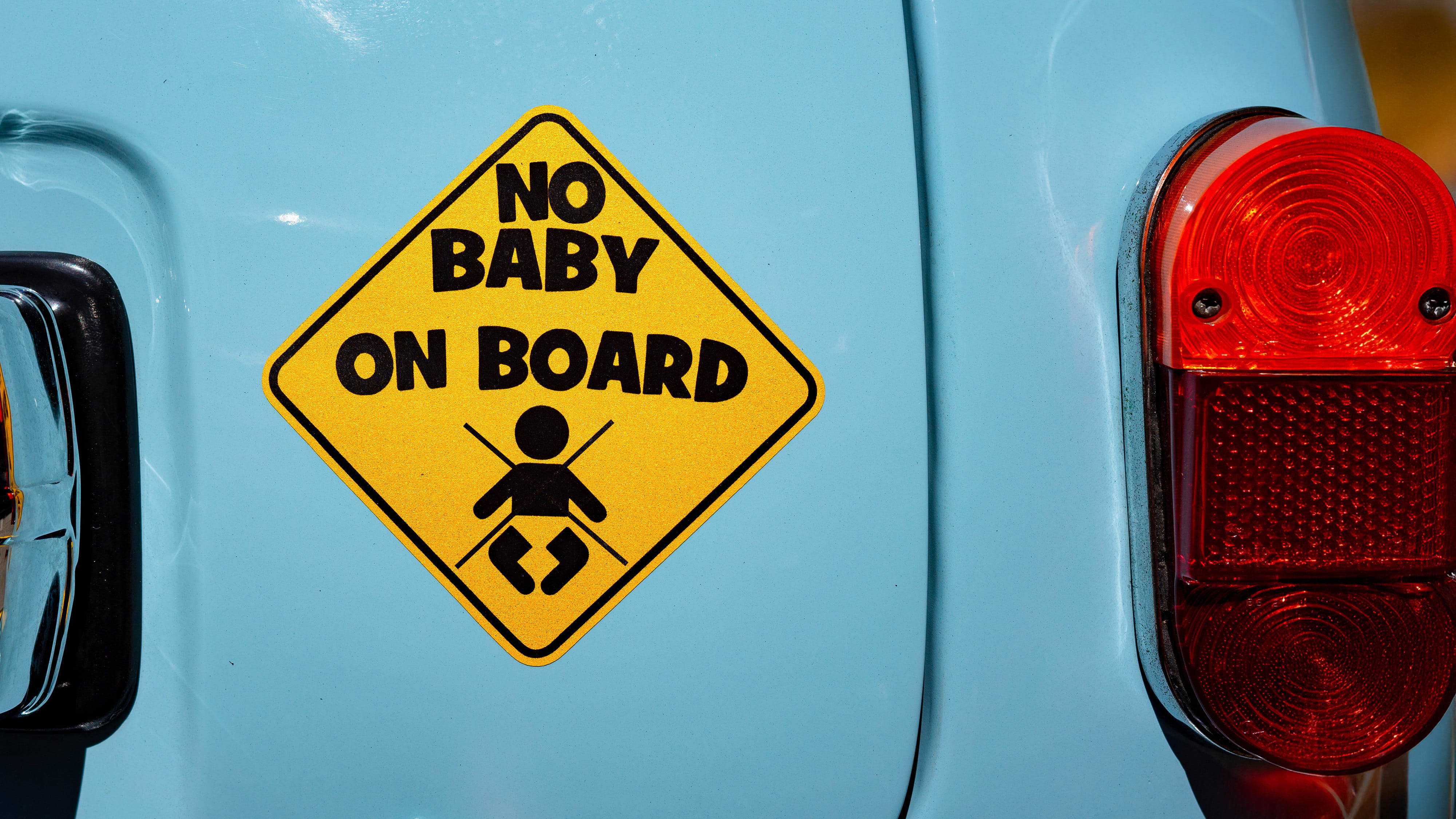 Hinweis Aufkleber auf dem Heck eines Autos, mit der Aufschrift no Baby on Bord