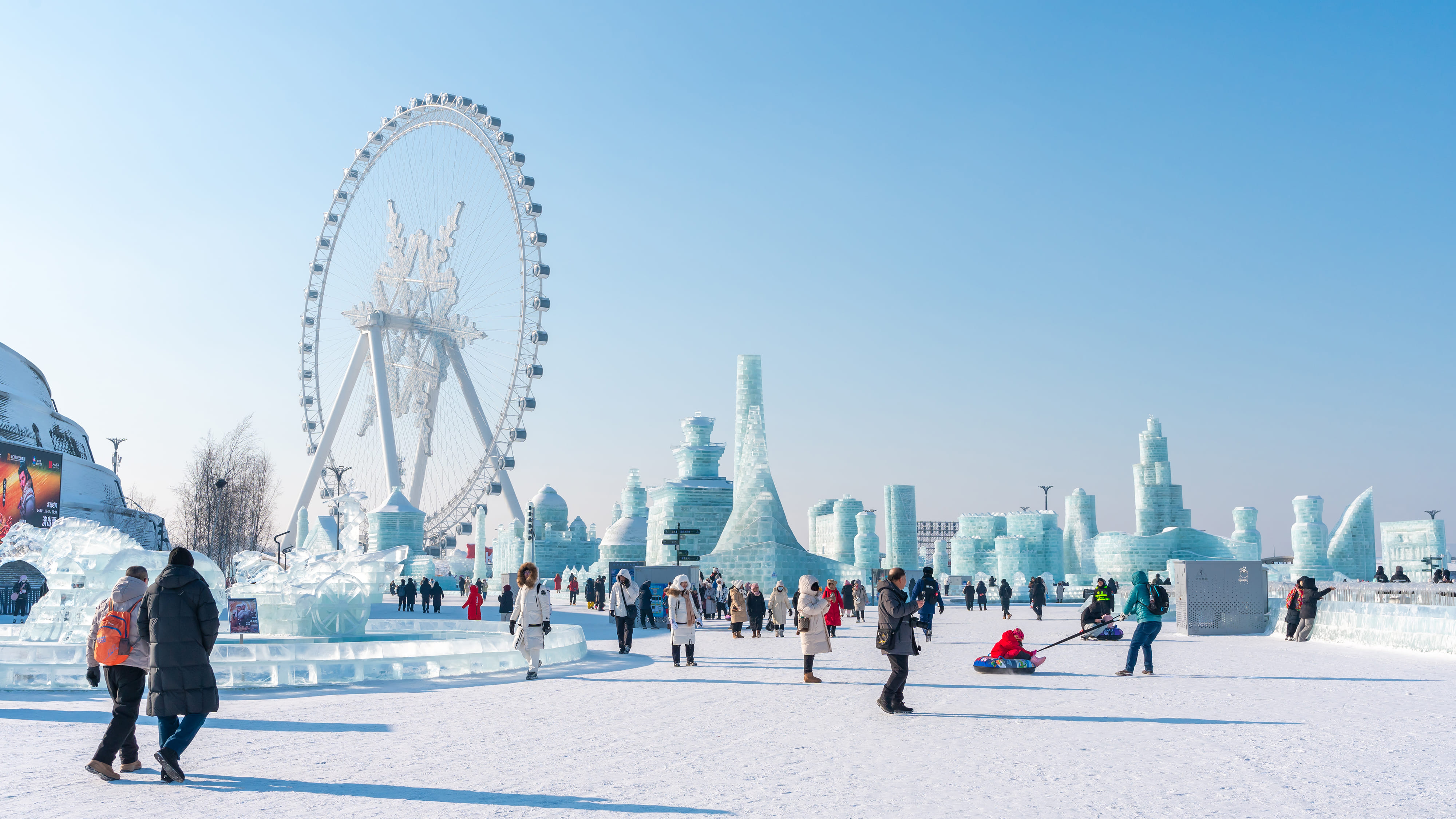 Eine Menge Touristen genießen das Harbin International Ice and Snow Sculpture Festival