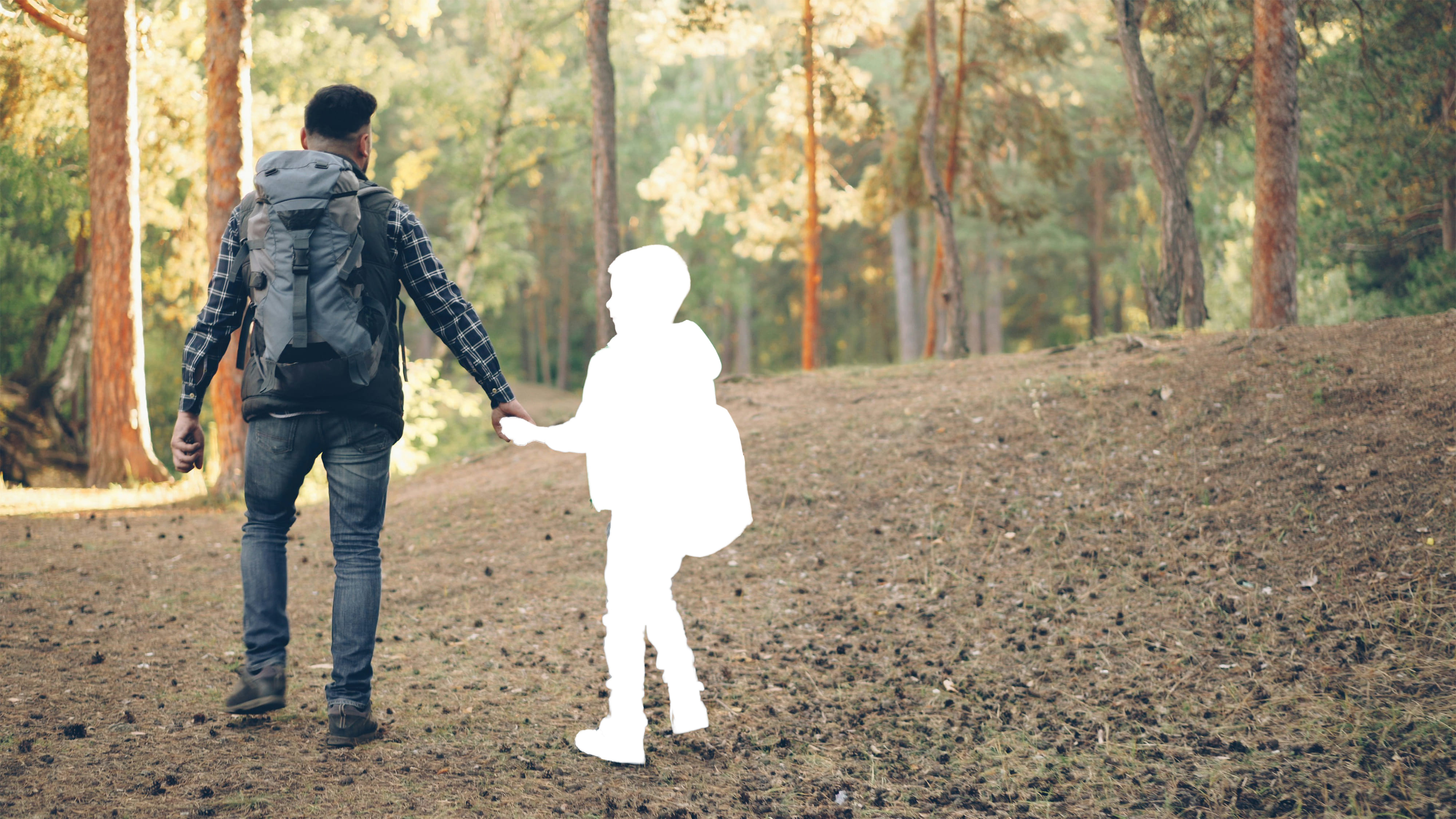 Ein Mann mit einem Kind an seiner Hand