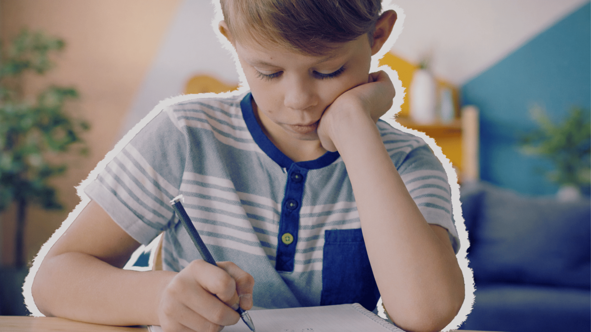 Illustration eines Kindes vor einem Laptop mit Videokonferenz, es ist umgeben von schulischen Artikeln und einer lila Katze.