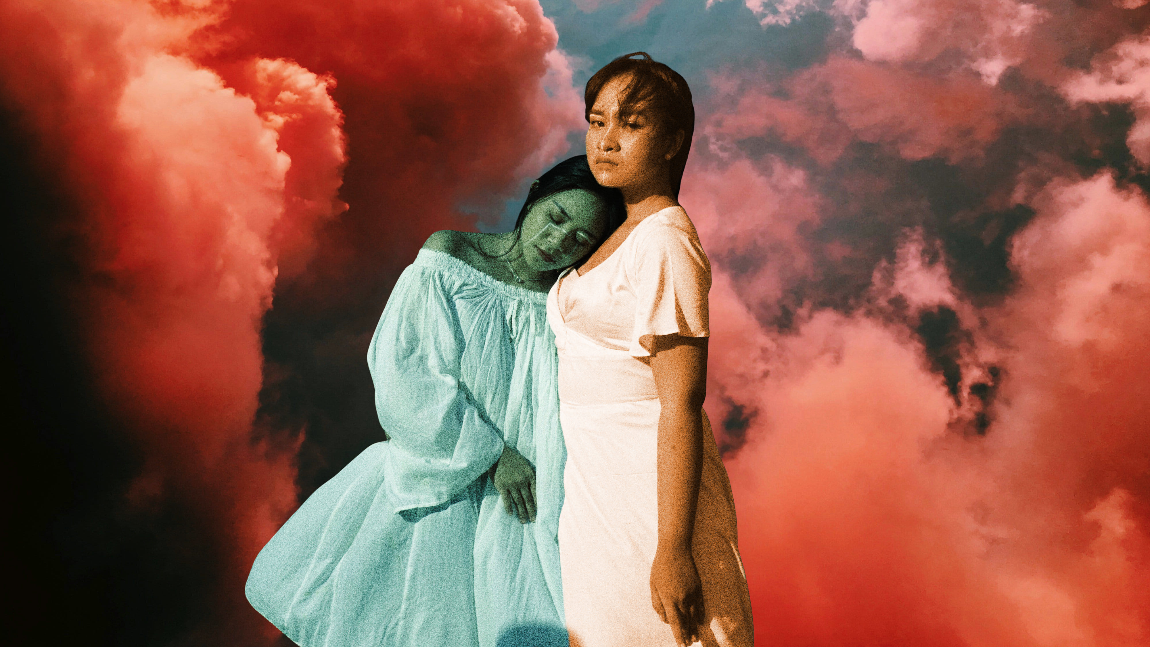 zwei Freundinnen im Vordergrund, hinten: eine roséfarbener Wolkenhimmel