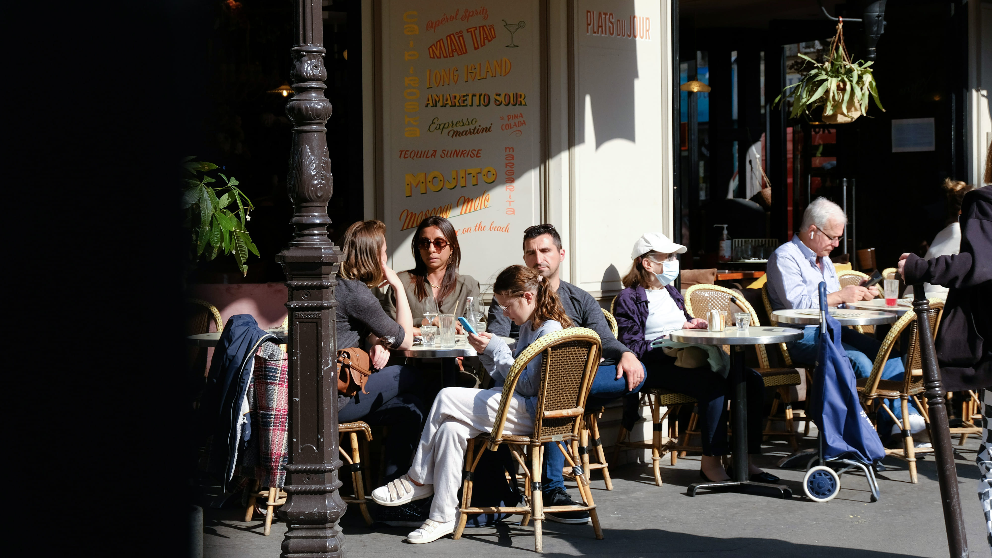 Menschen sitzen in einem Café 
