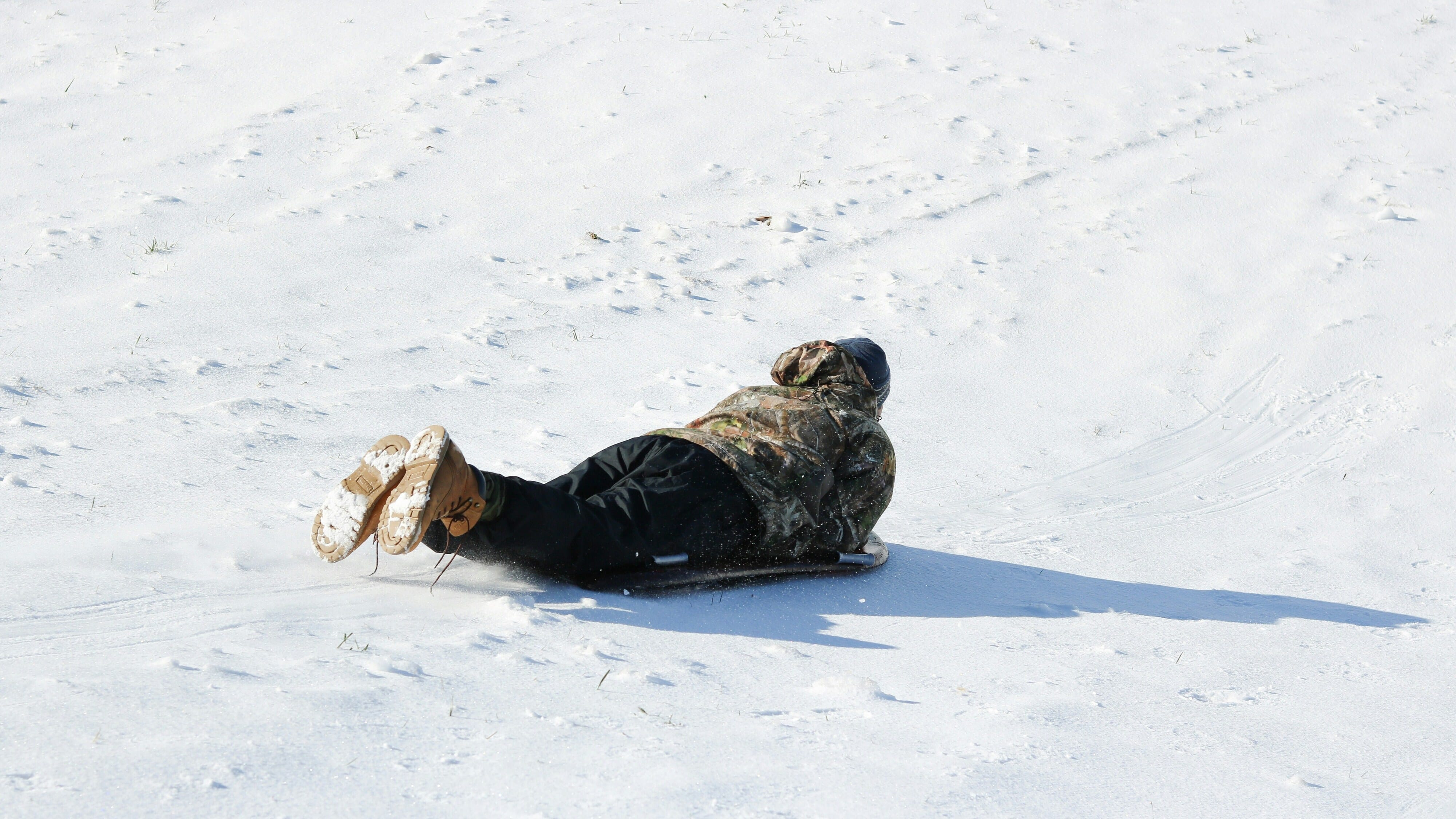 Person rutscht im Schnee 