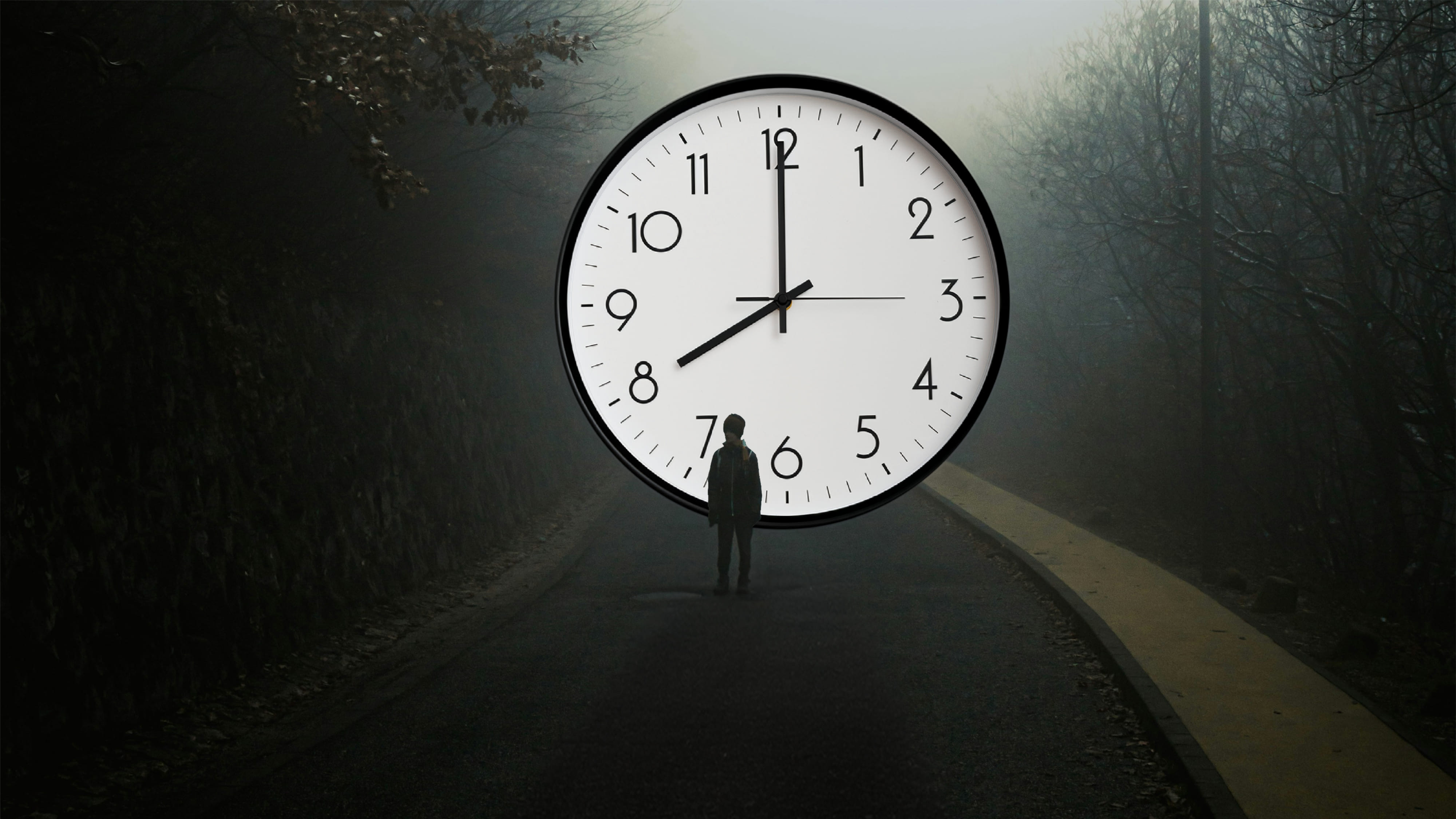 Kind im Nebel auf einer Landstraße, dahinter surealistisch eingefügte Wanduhr