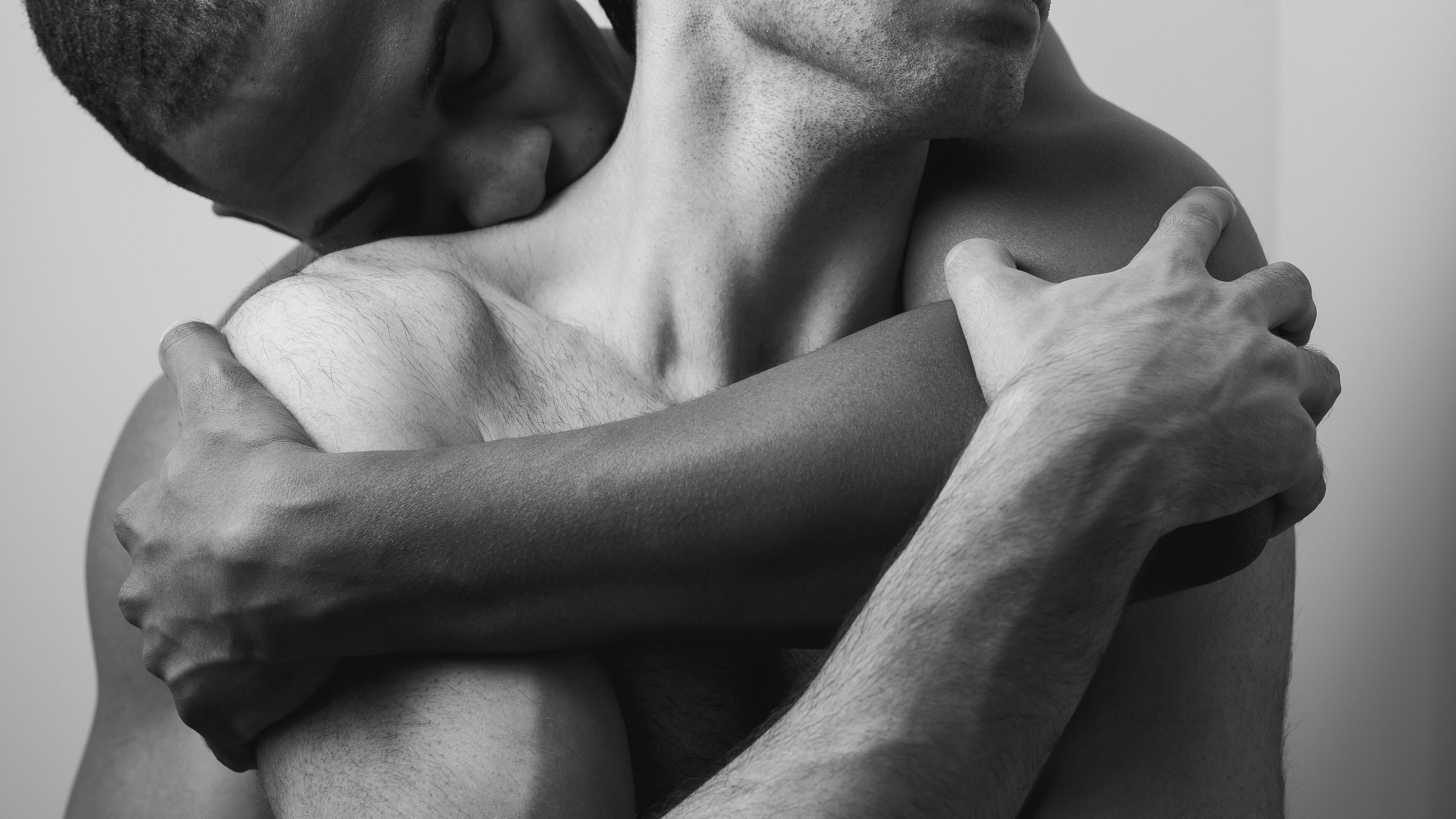 Zwei Männer die sich liebevoll umarmen