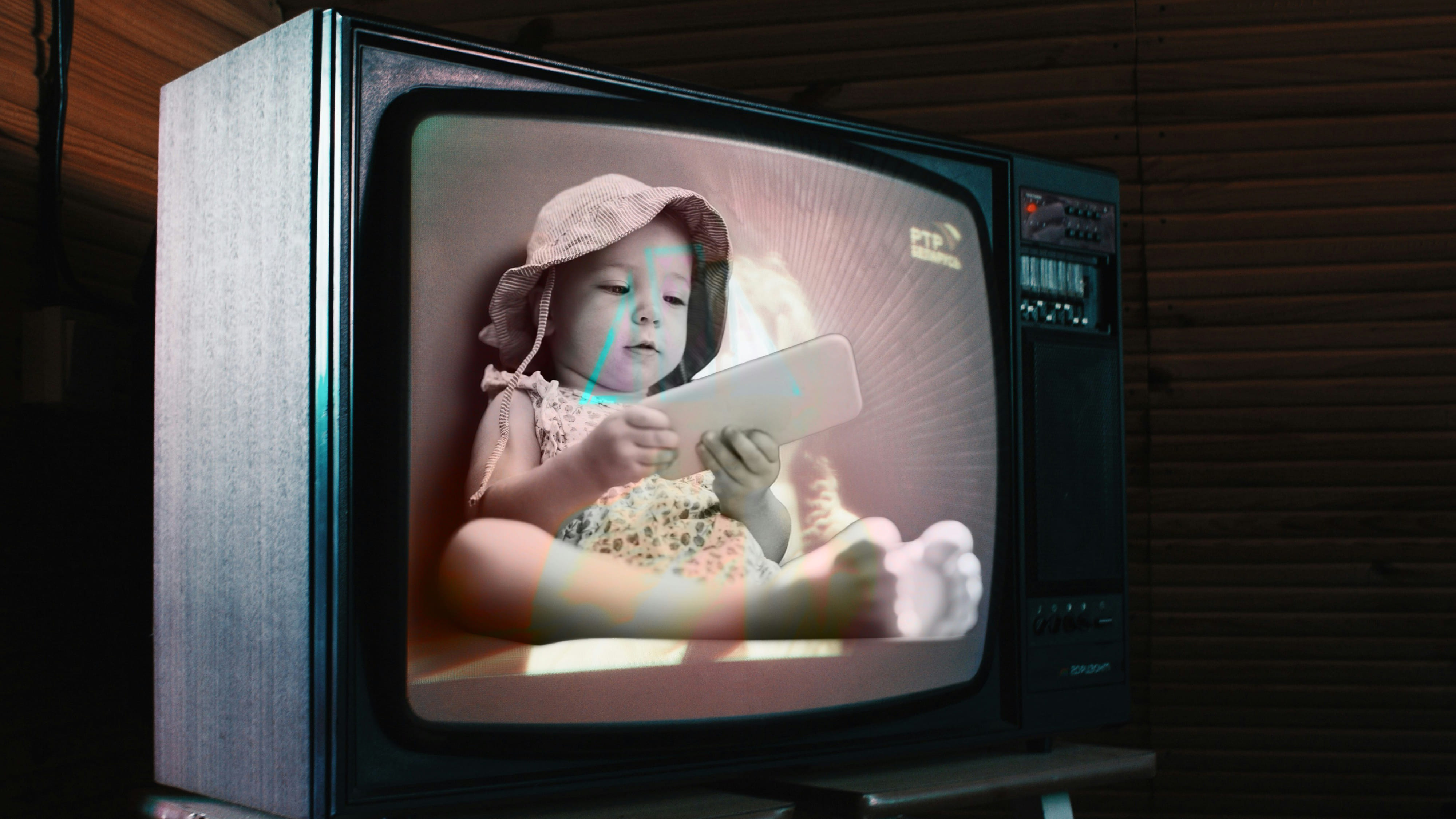 Kind im Fernseher am Handy