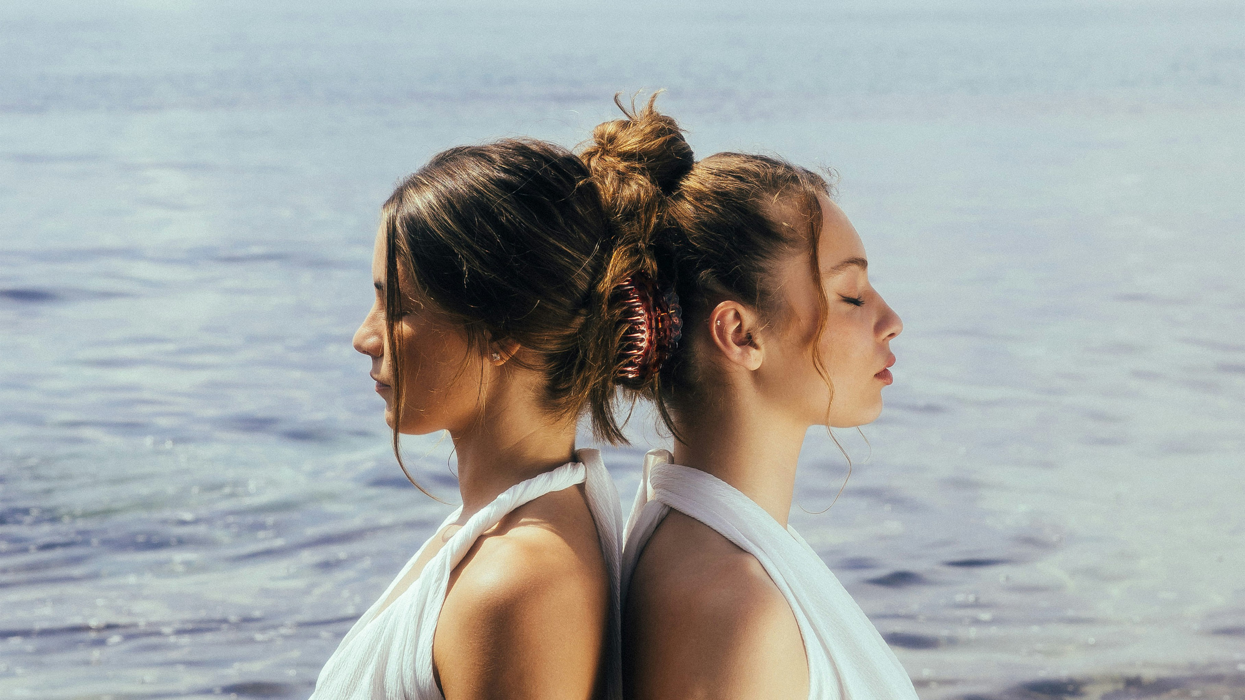 Zwei Frauen Rücken an Rücken. 