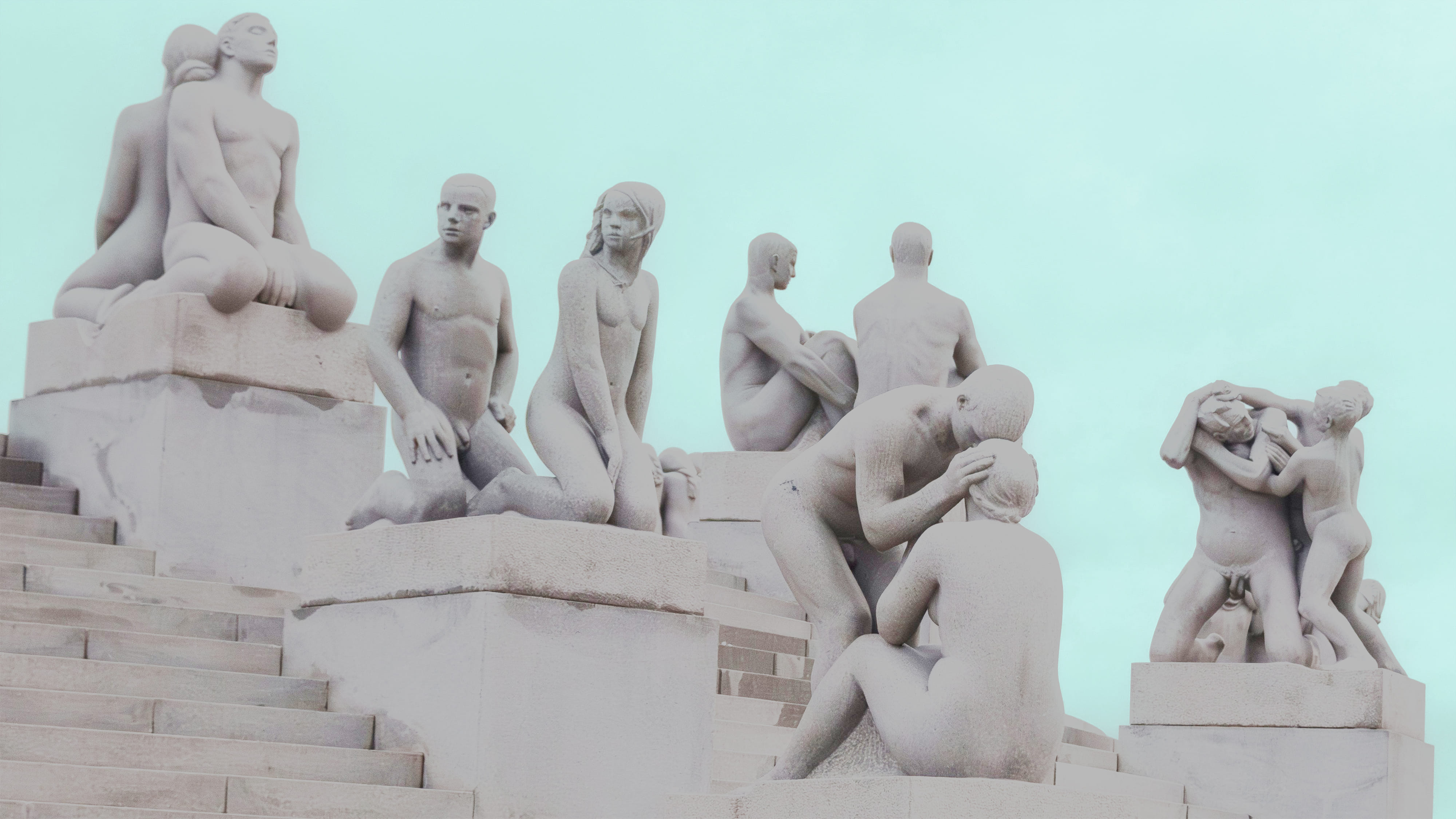Auf dem Bild siehst du mehrere Steinskulpturen von nackten Menschen, die auf Stufen angeordnet sind. Sie gehören zum Vigeland-Park, geschaffen von Gustav Vigeland.