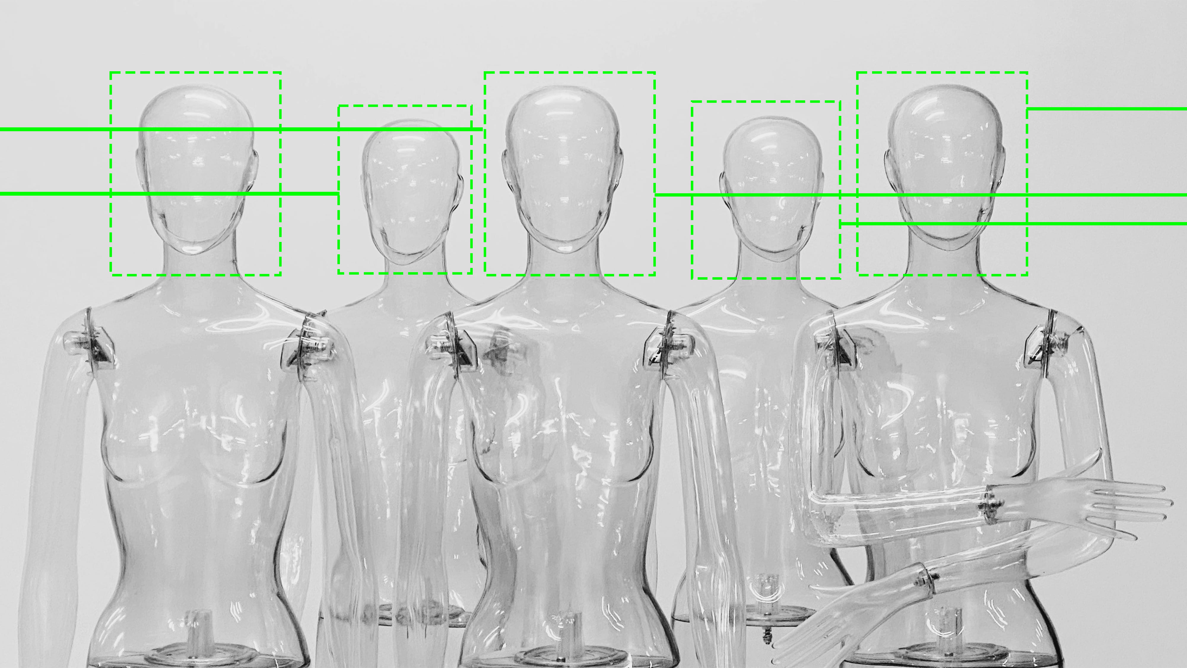 Durchsichtige Schaufensterpuppen, die von einem grünene, simulierten Gesichtstracker erfasst werden. 