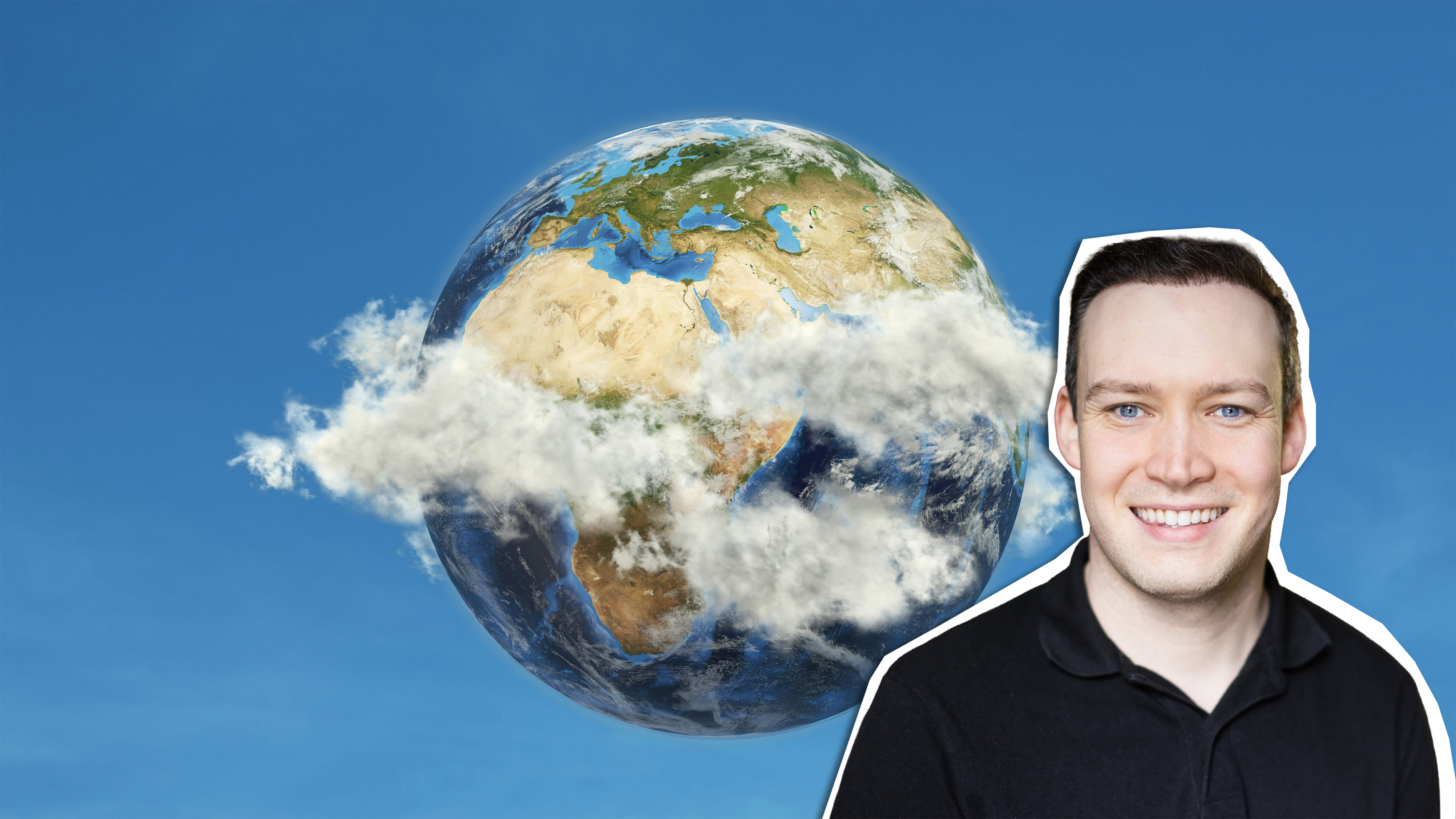 Ein junger Mann, Alexander Brand, mit kurzen braunen Haaren und blauen Augen lächelt in die Kamera. Er trägt ein schwarzes Poloshirt. Sein Porträt ist freigestellt und rechts im Vordergrund platziert. Im Hintergrund schwebt eine Erdkugel mit sichtbaren Wolken und Kontinenten, darunter Afrika und Europa, vor einem hellblauen Himmel.