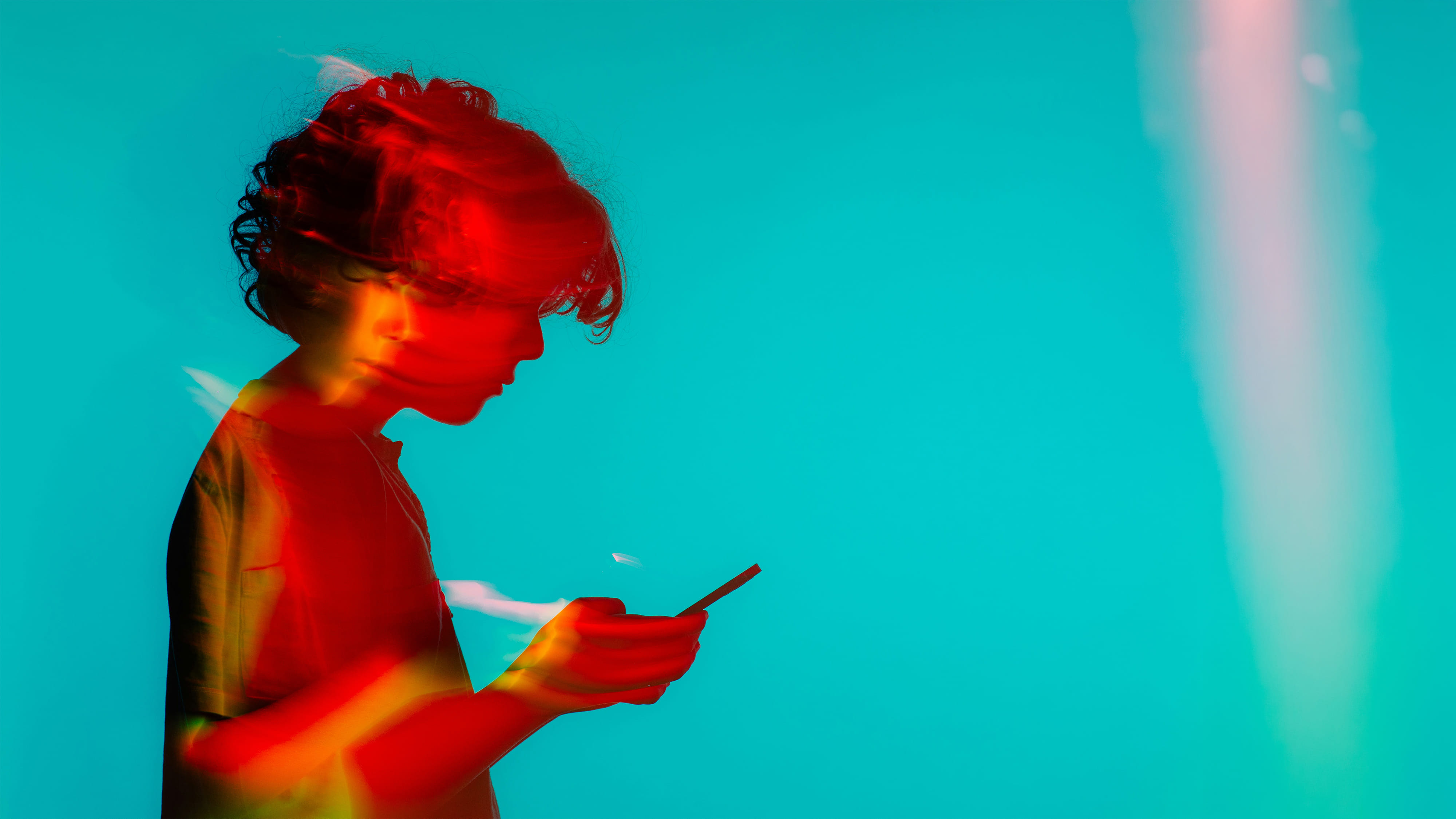 Jugendliche Person am Handy, stirilisierte Darstellung auf hellblauem Hintergrund und längere Belichtung