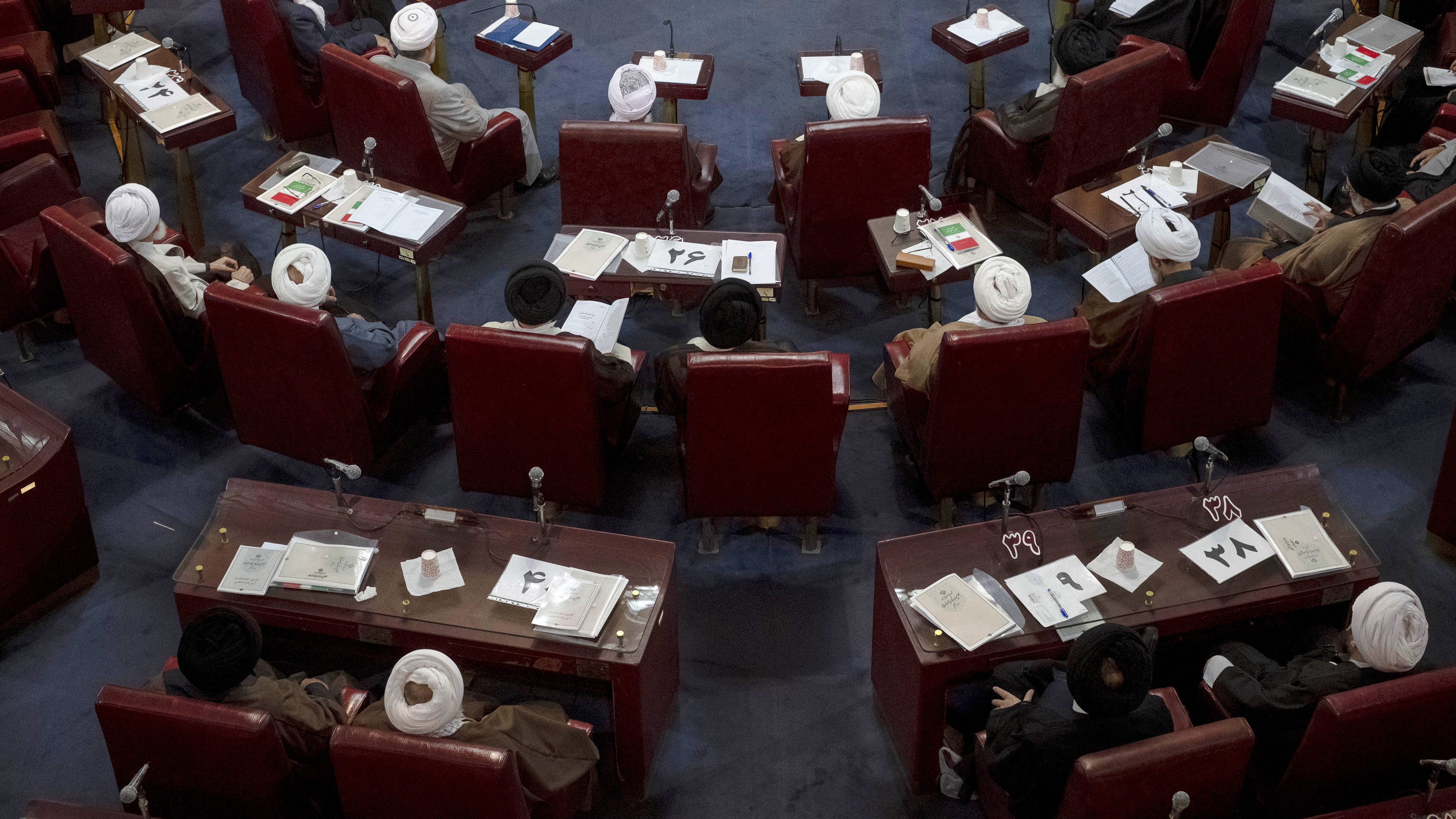 Zweijährliches Treffen der iranischen Expertenversammlung
Iranische Geistliche sitzen am 5. November 2024 im alten iranischen Parlamentsgebäude während des zweijährlichen Treffens der iranischen Expertenversammlung in Teheran, Iran.