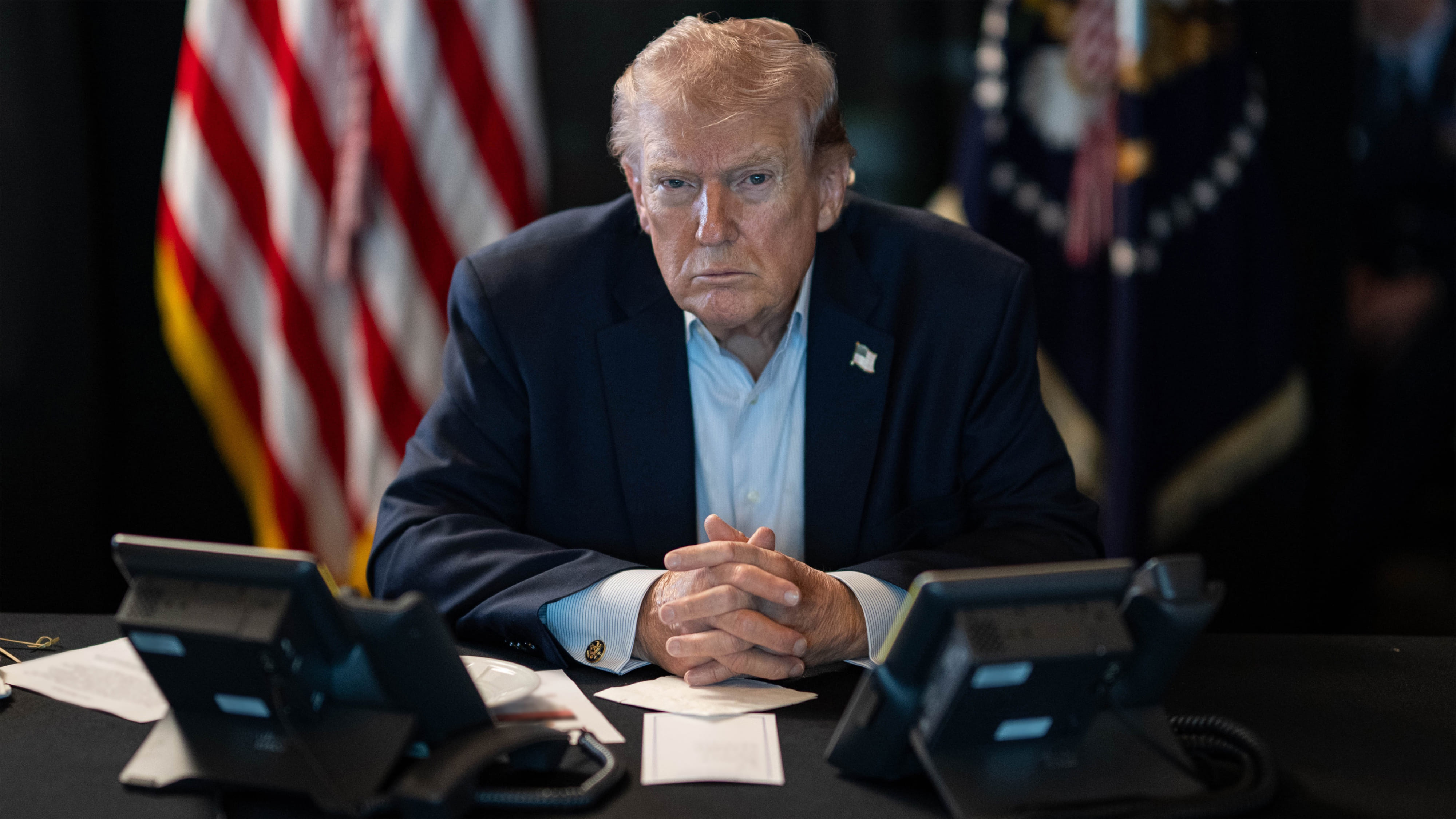 Ein Foto von Donald Trump vor zwei Telefonen, wie er im Weißen Haus die Kämpfe im Iran verfolgt.