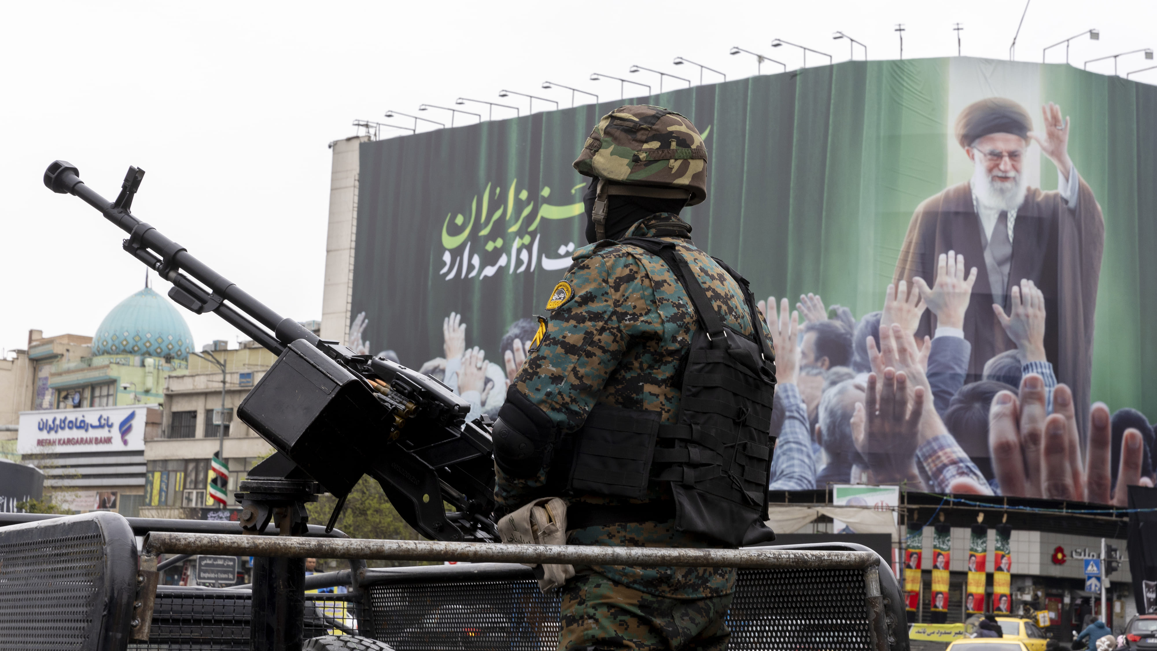 TEHERAN, IRAN – 10. MÄRZ: Ein Polizeibeamter steht am 10. März 2026 in Teheran, Iran, unter einem Poster des ehemaligen iranischen Führers Ayatollah Ali Khamenei Wache