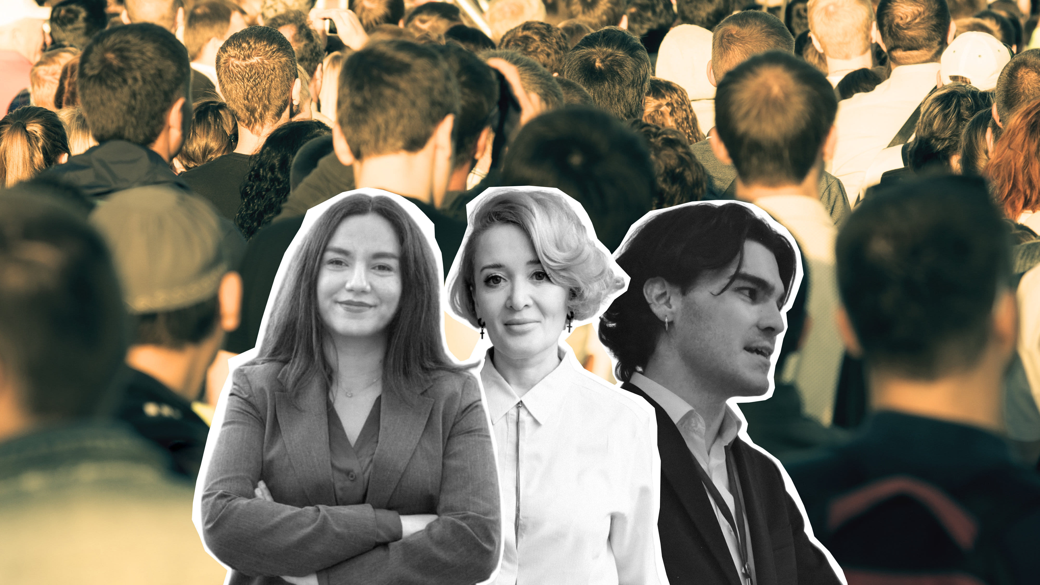 im Vordergrund drei Aktivist:innen, hinten: Menschen einer Demo in Russland