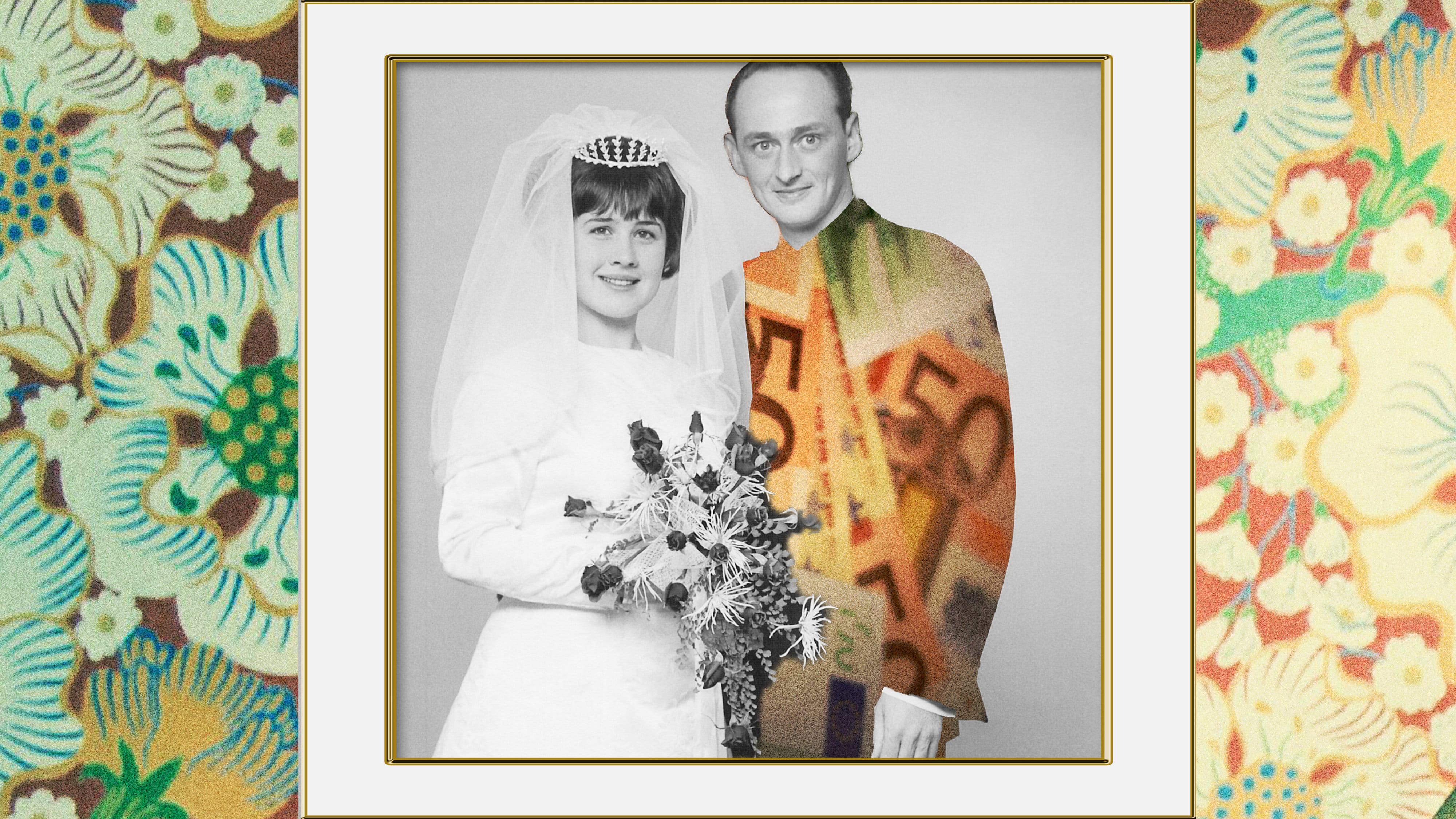 Ein altes Hochzeitsfoto hängt an einer Blümchentapete, der Mann trägt einen Anzug aus Geldscheinen.