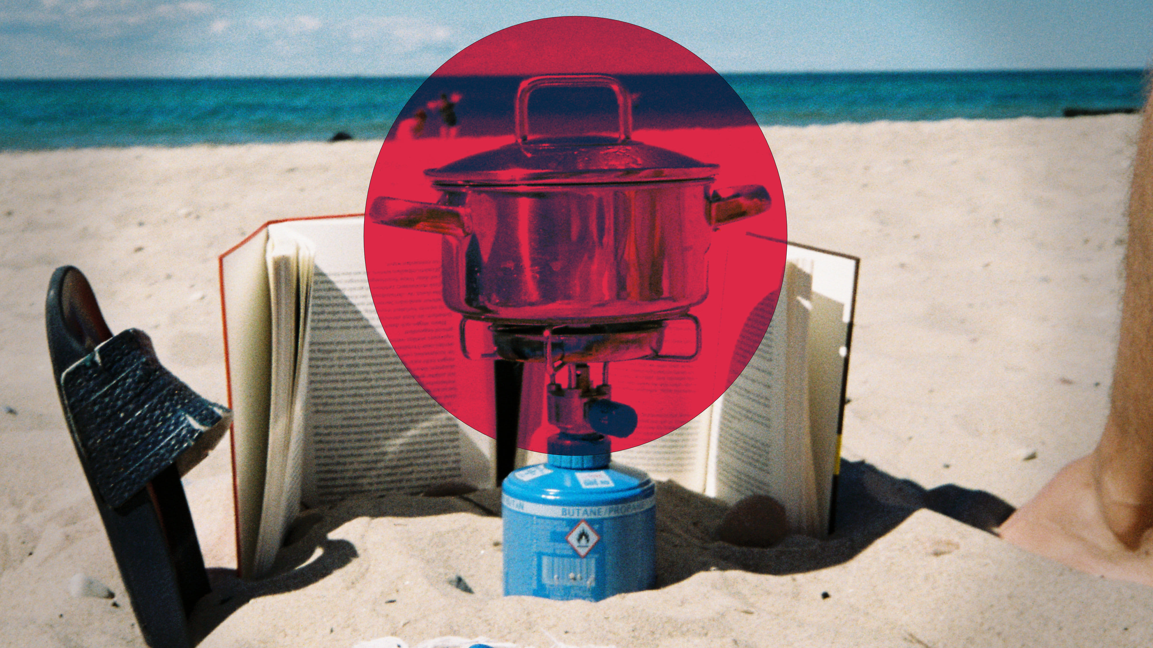 Ein Kochtopf auf einem Gaskocher am Strand