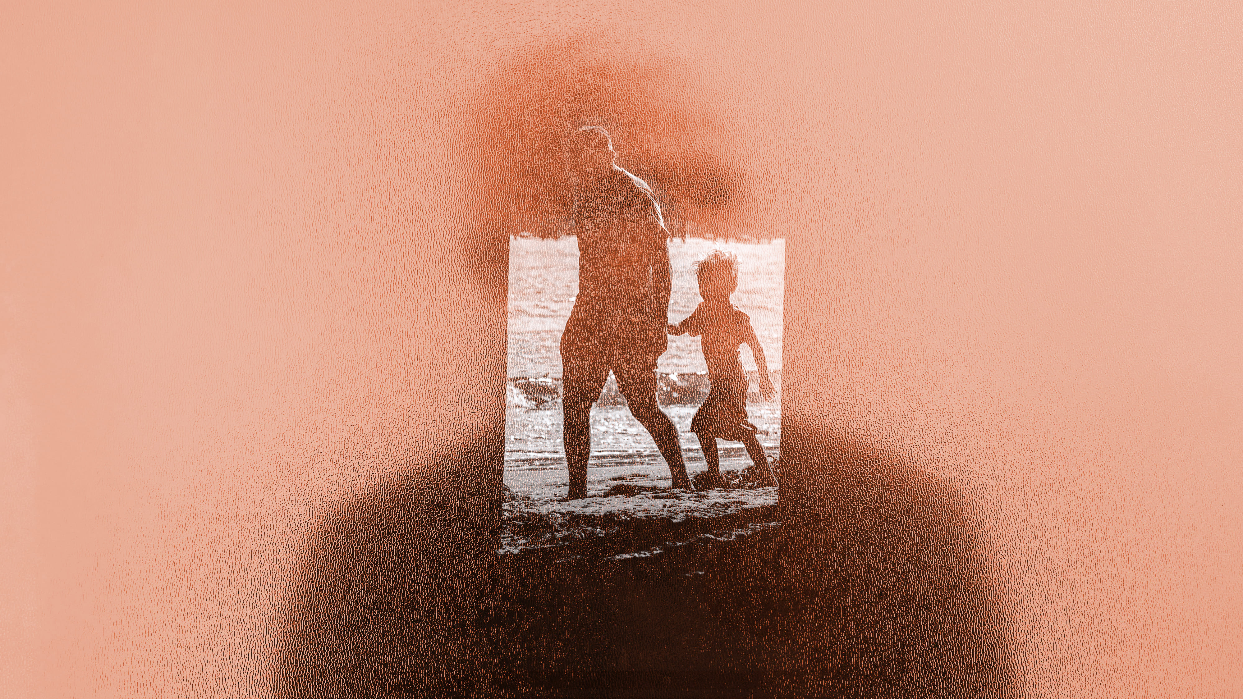Silhouette von Vater und Kinder, dahinter – extrem unscharf – Portrait eines Mannes.