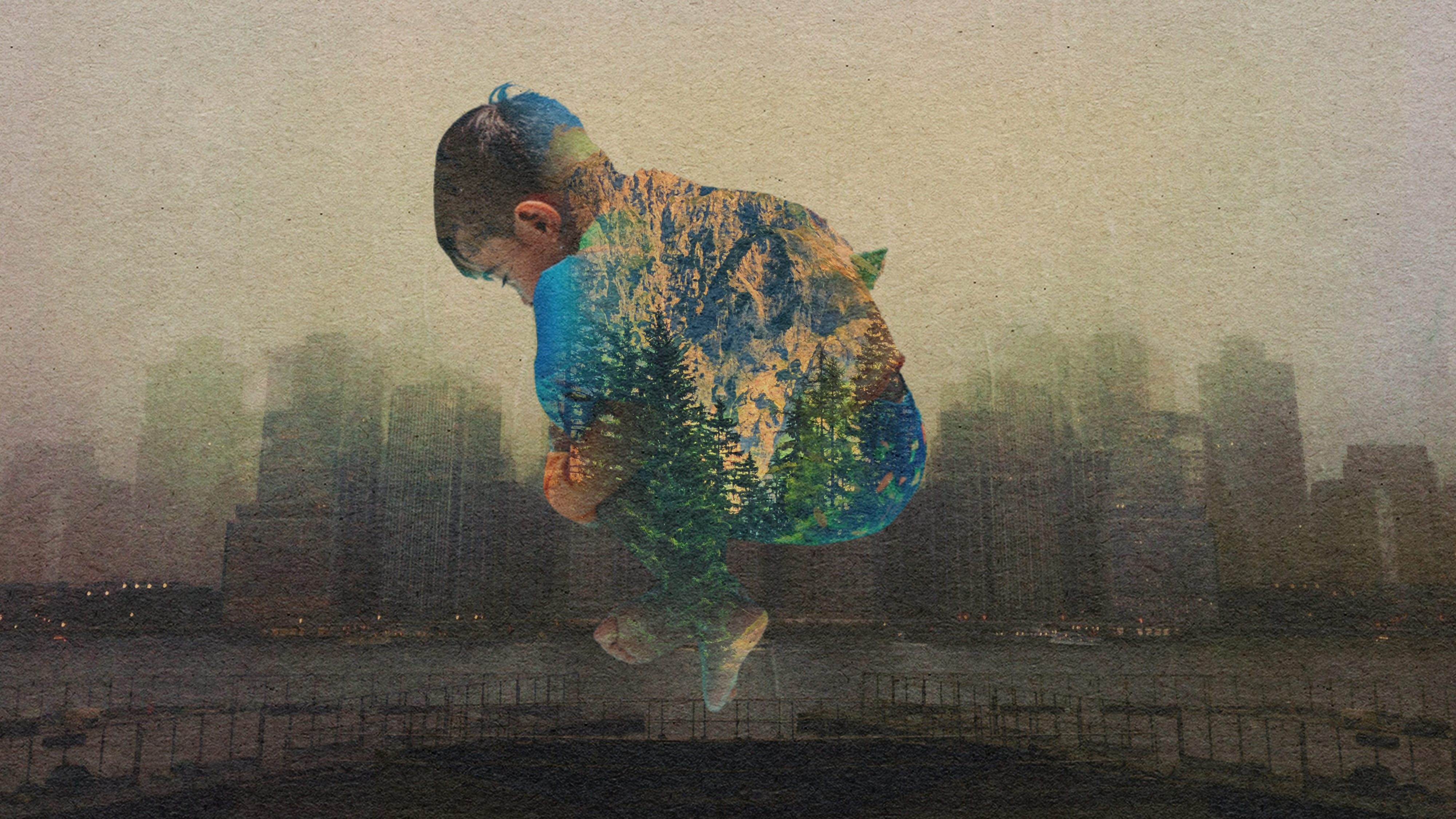 Bildmontage: Ein Junge springt in eine graue Skyline.