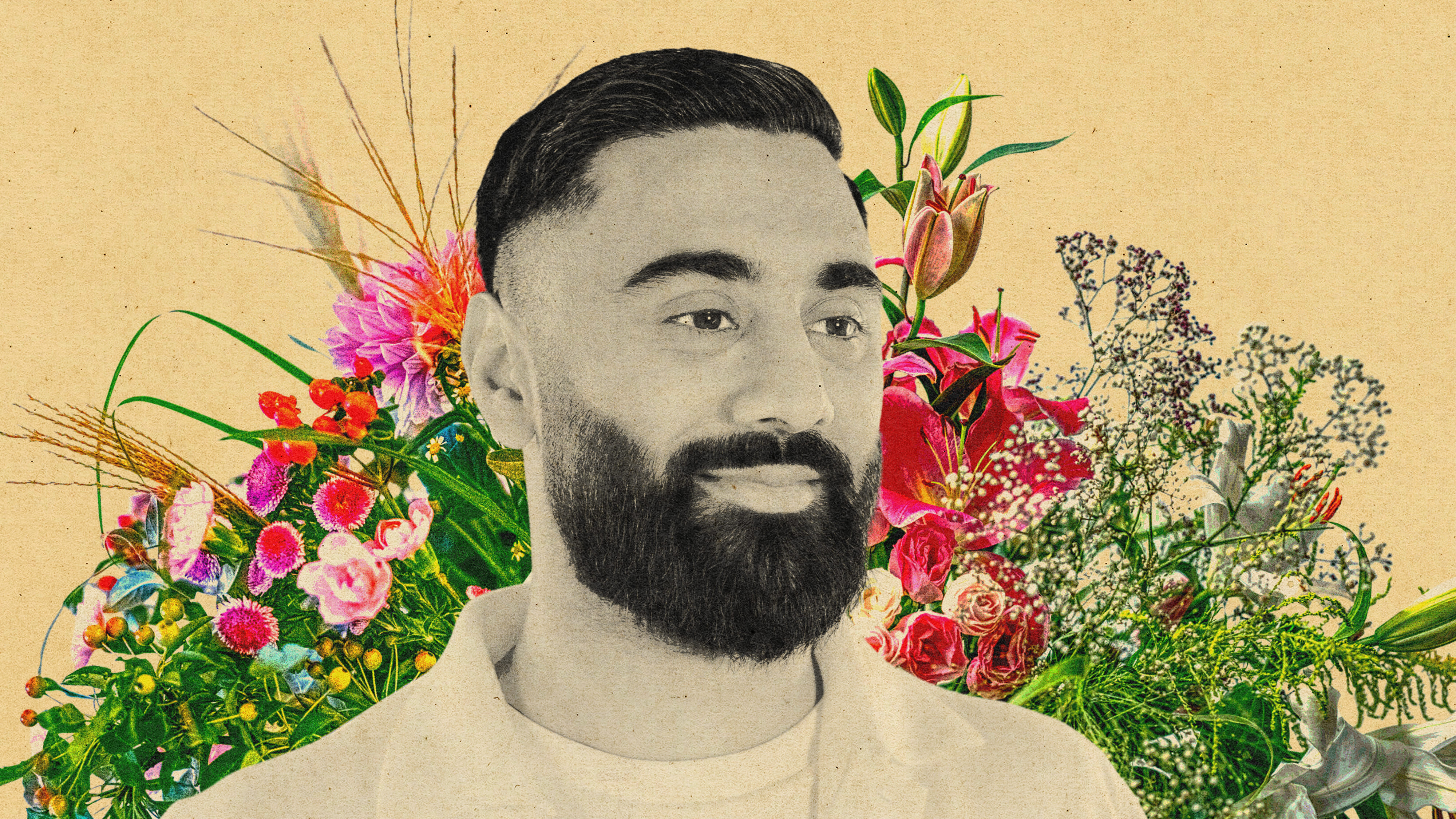 Eine Portrait von Adeel-Raza Kiani, dahinter: Blumensträuße.