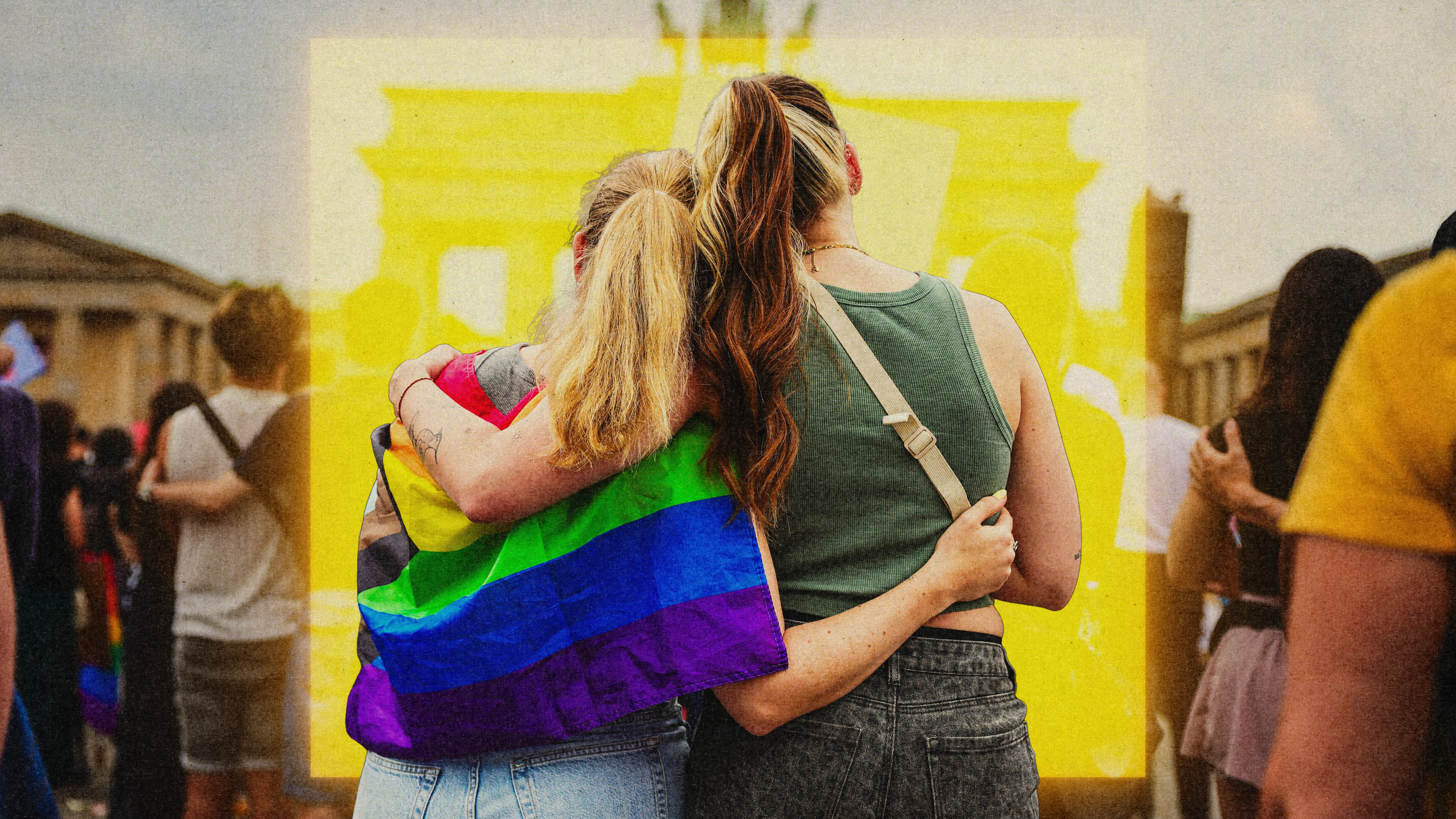 Zwei Menschen umarmen sich auf dem Berliner CSD 2026.