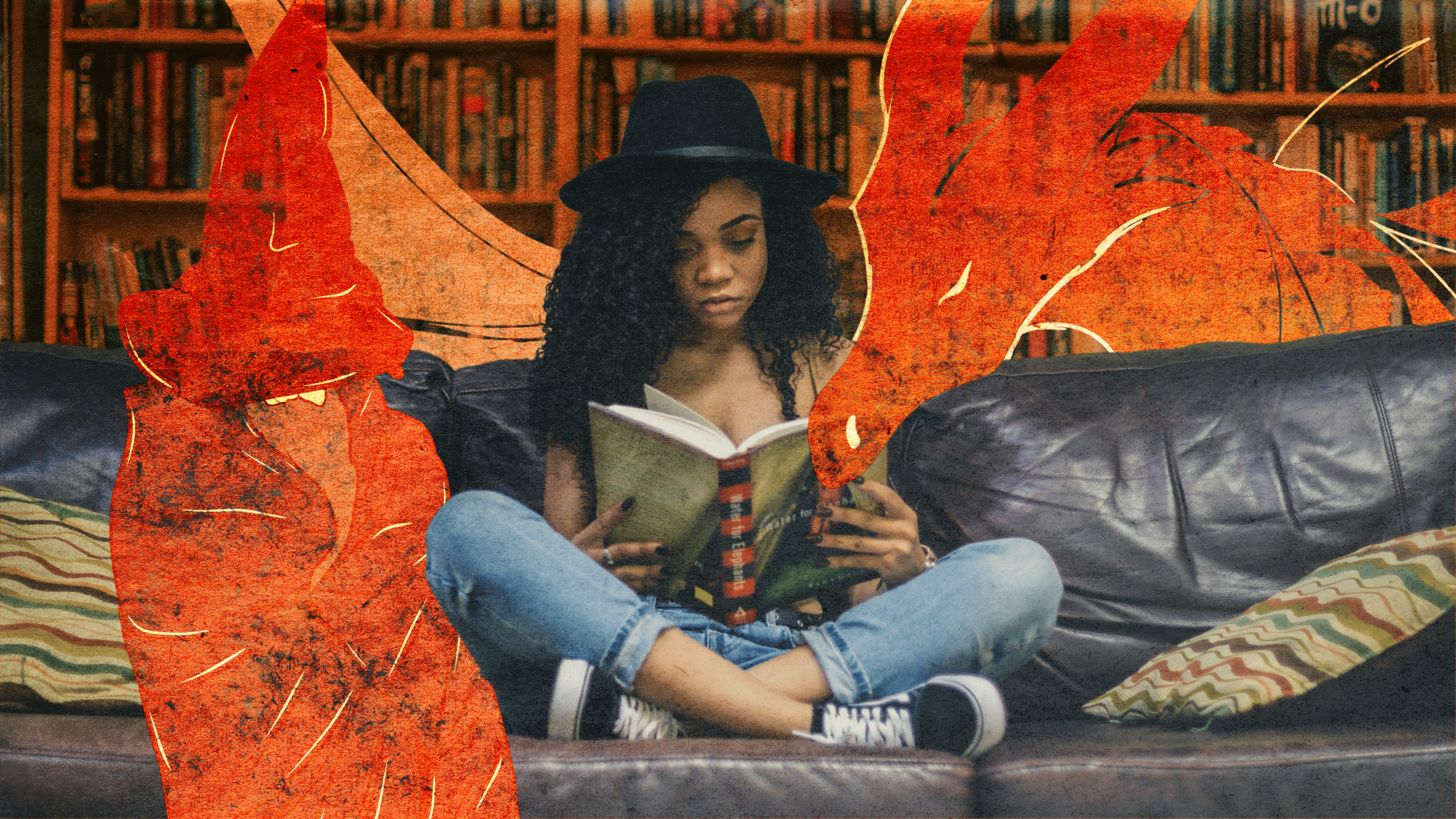 Eine Frau sitzt auf dem Sofa und liest ein Buch, eingerahmt von einem Drachen und einem Magier.