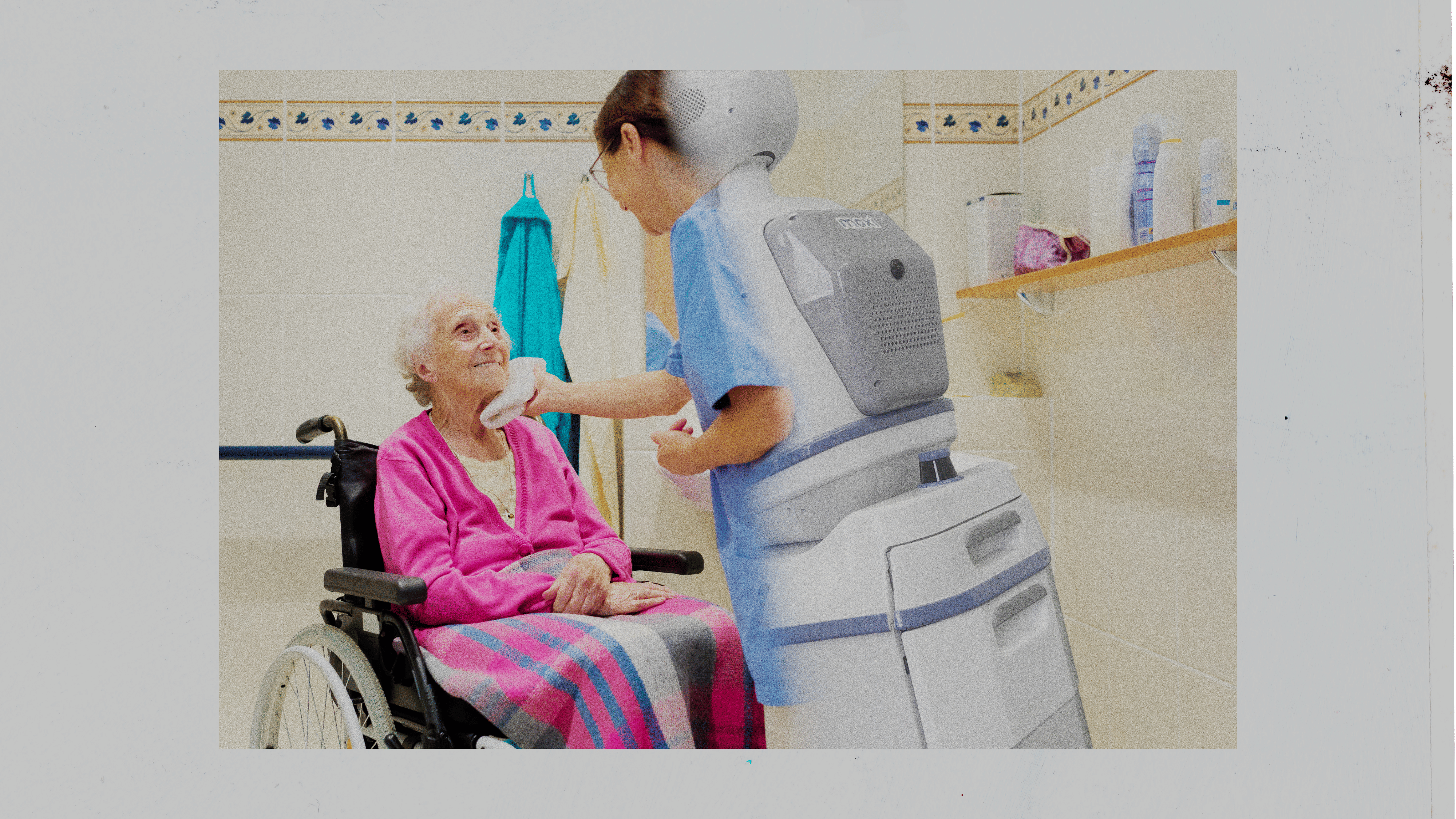 Eine Pflegekraft wäscht eine Seniorin.