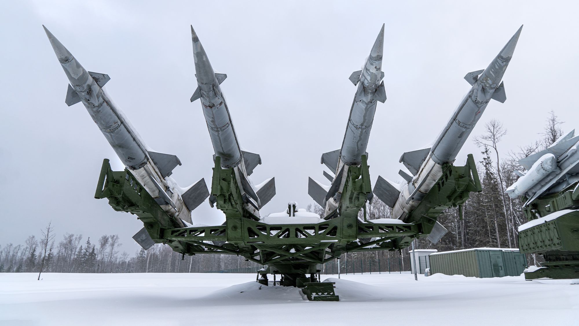 Luft-Boden-Raketen sind im Freien auf einer Abschussvorrichtung befestigt. Es schneit. 