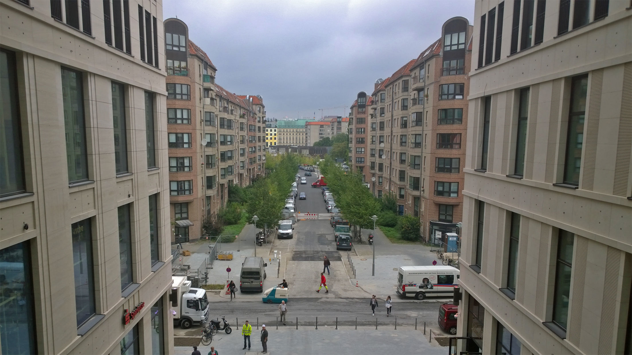 Blick in die Wohnsiedlung, von der aus die Anwohner den Kunden der "Mall of Berlin" beim Geldausgeben zusehen können